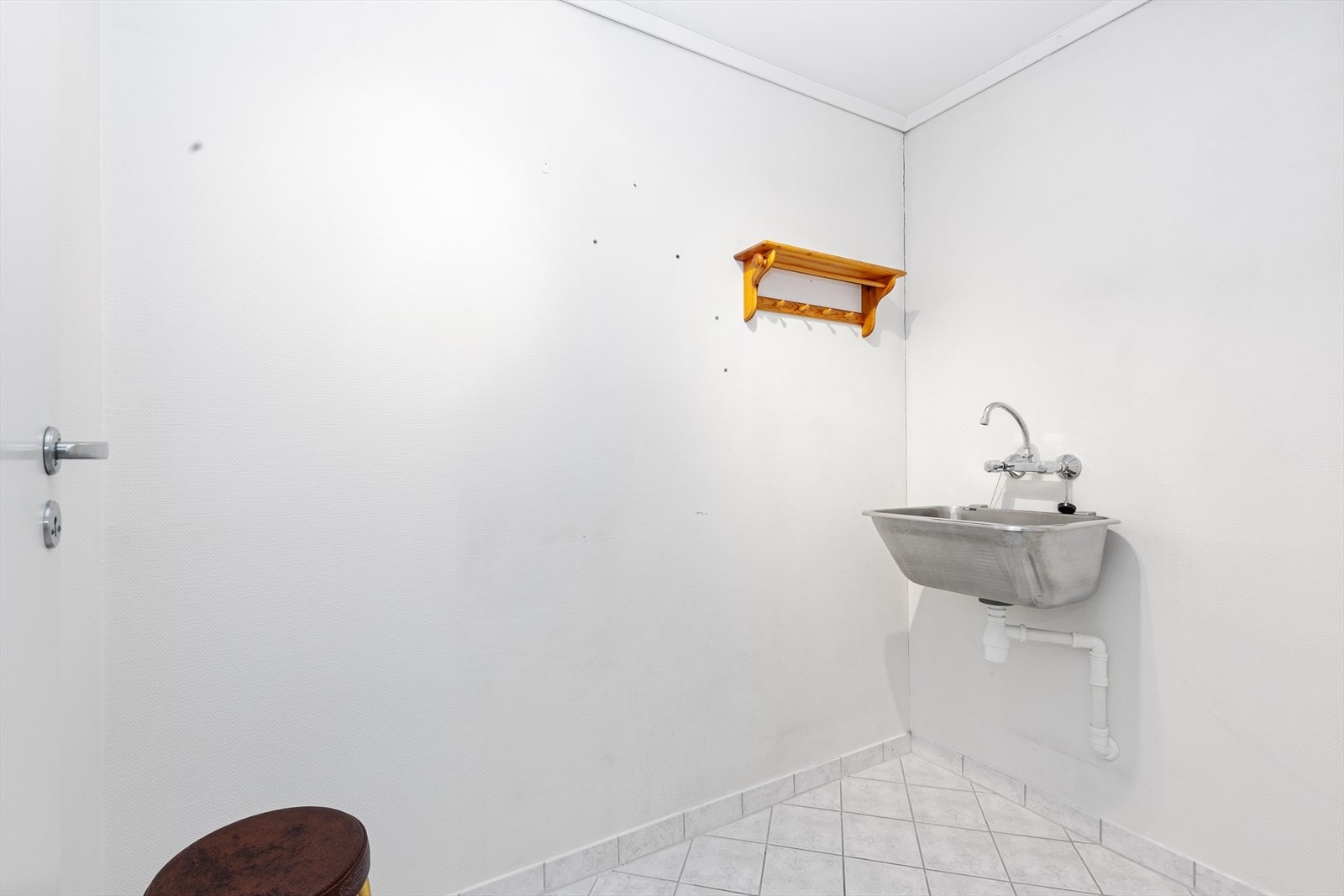 Inntil badet er det etablert eget vaskerom med flislagt gulv og malte veggoverflater. Vaskerommet har skyllekum, samt opplegg for og plass til vaskemaskin. Galleribilde