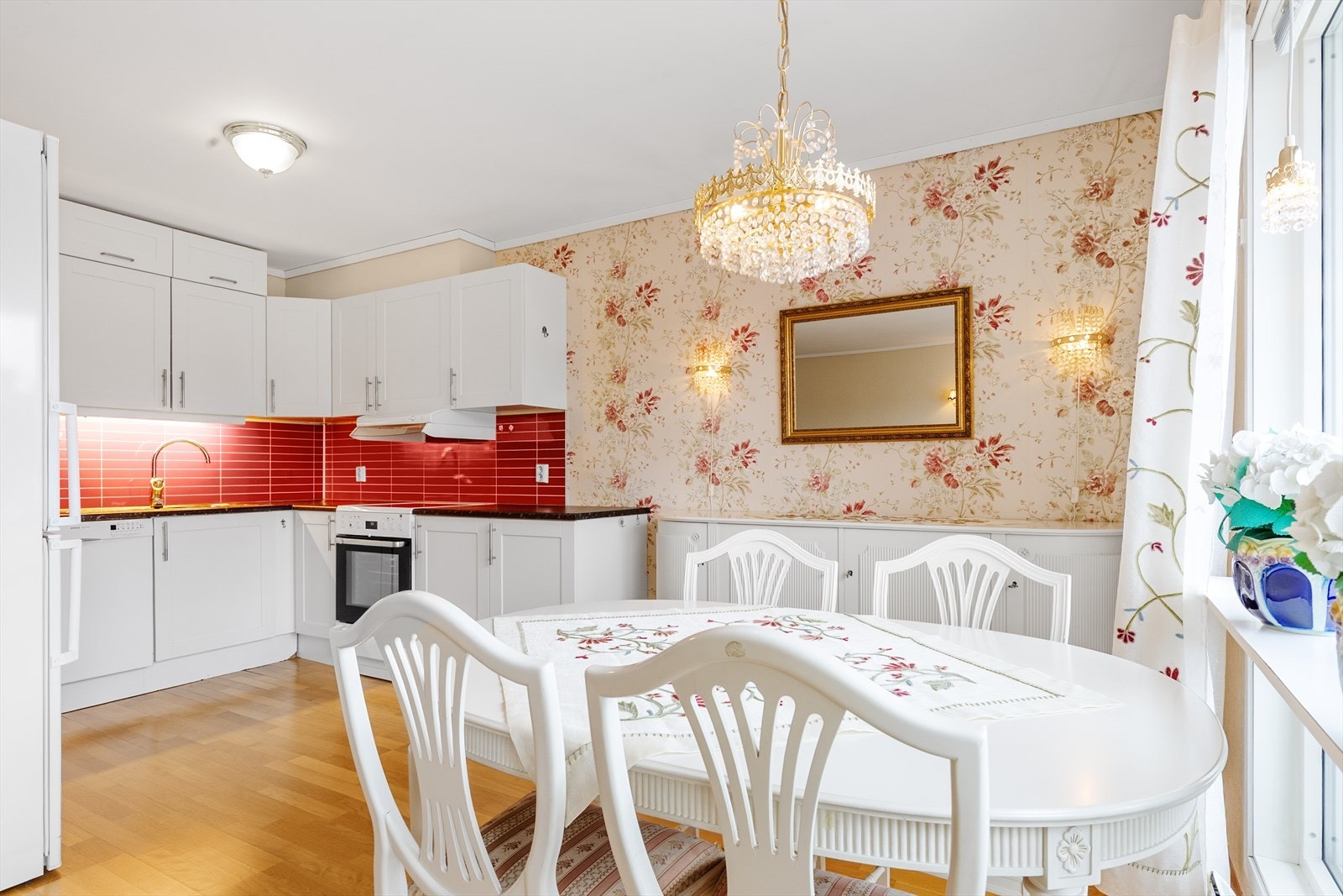 Åpen kjøkkenløsning med god oppbevaringsplass. Galleribilde