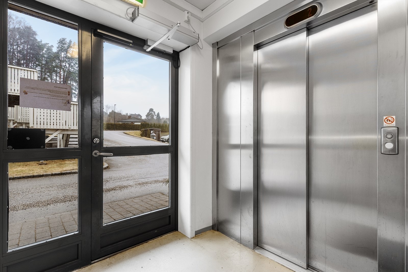 Enkel adkomst via heis, både til leiligheten og garasjekjeller. Galleribilde