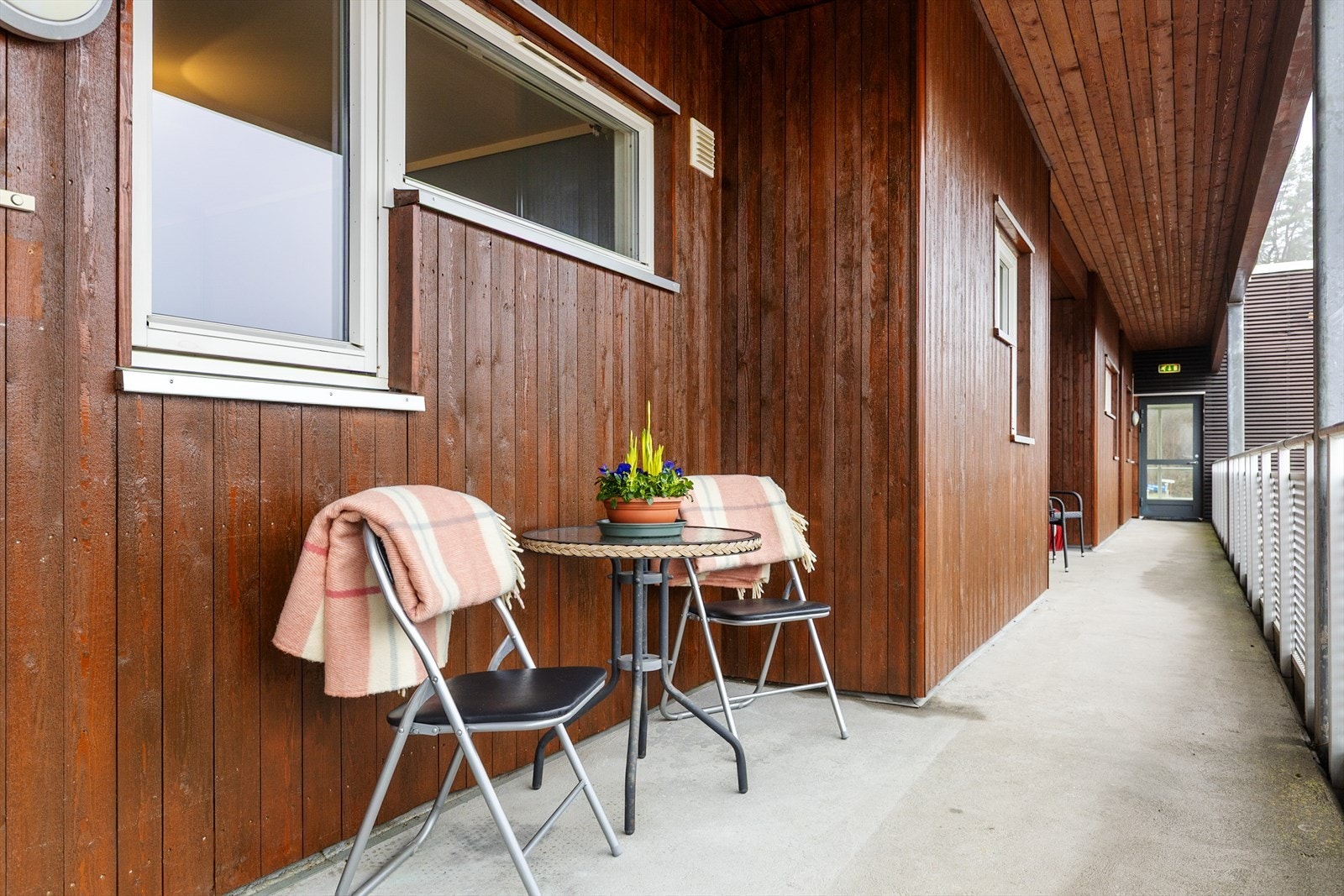 Overbygget svalgang ved inngangsdøra! Galleribilde