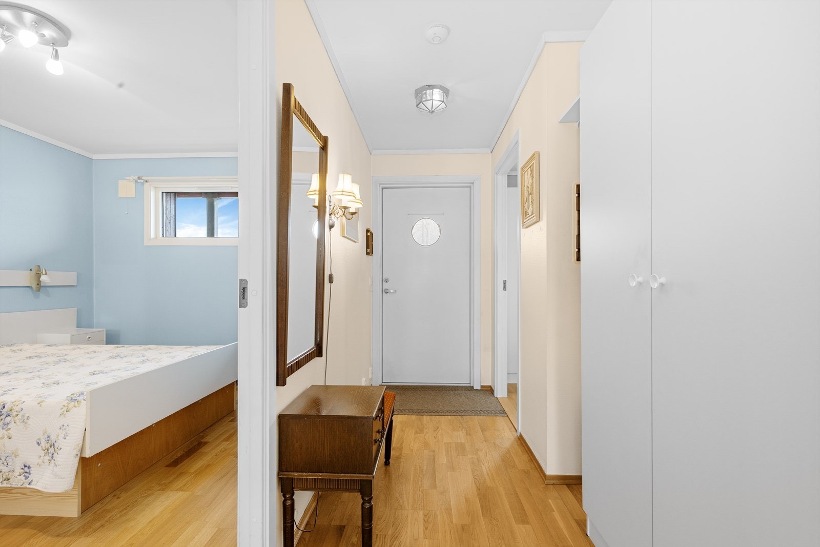 Med adkomst fra hyggelig felles svalgang kommer man inn i et lyst gangareal med parkett på gulvet som går videre inn i leiligheten og gir en fin helhet. Det er etablert nisje for klesoppbevaring samt garderobeskap i gangen. Galleribilde