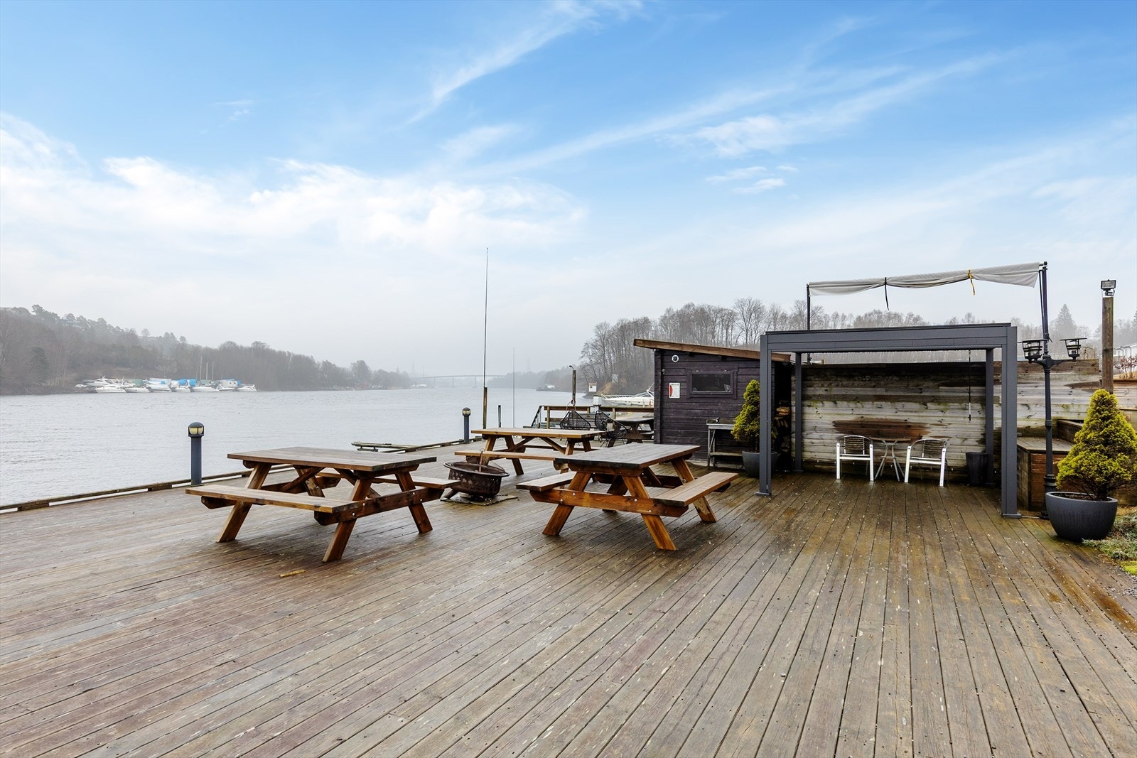 Her kan rolige stunder nytes langs vannkanten hvor det er satt opp flere sittegrupper og fine oppholdssoner. Galleribilde