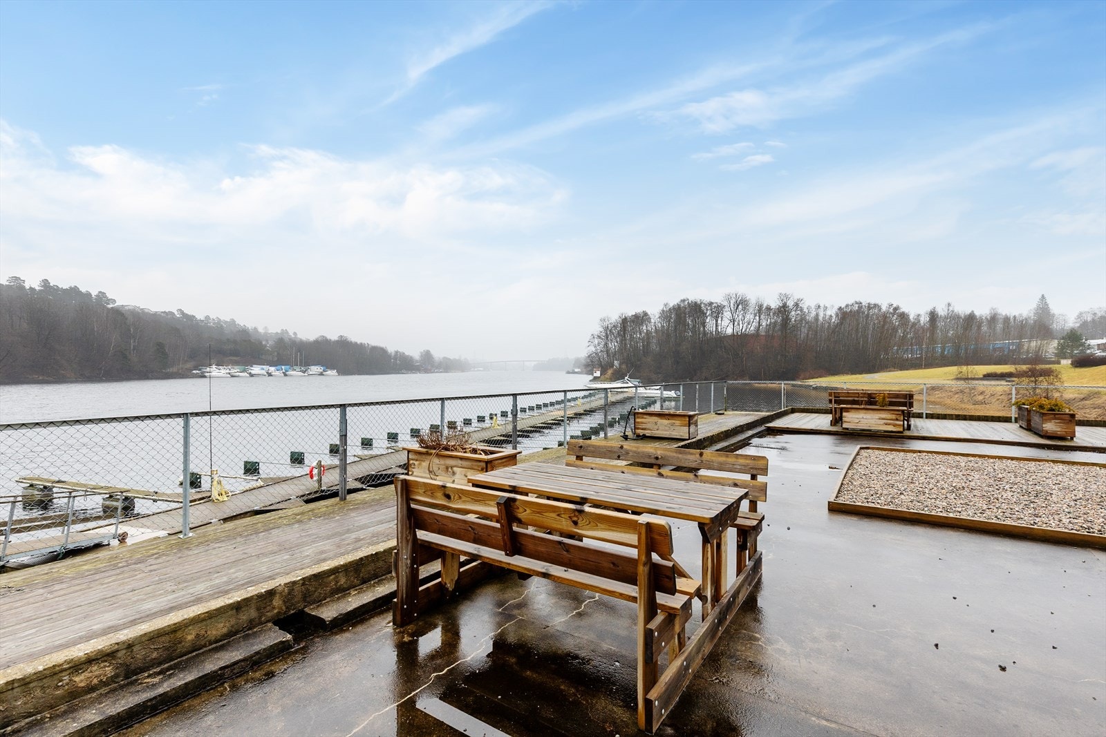 Grønnstruktur langs Skienselva med en gruset gangvei og et bryggeanlegg. Galleribilde