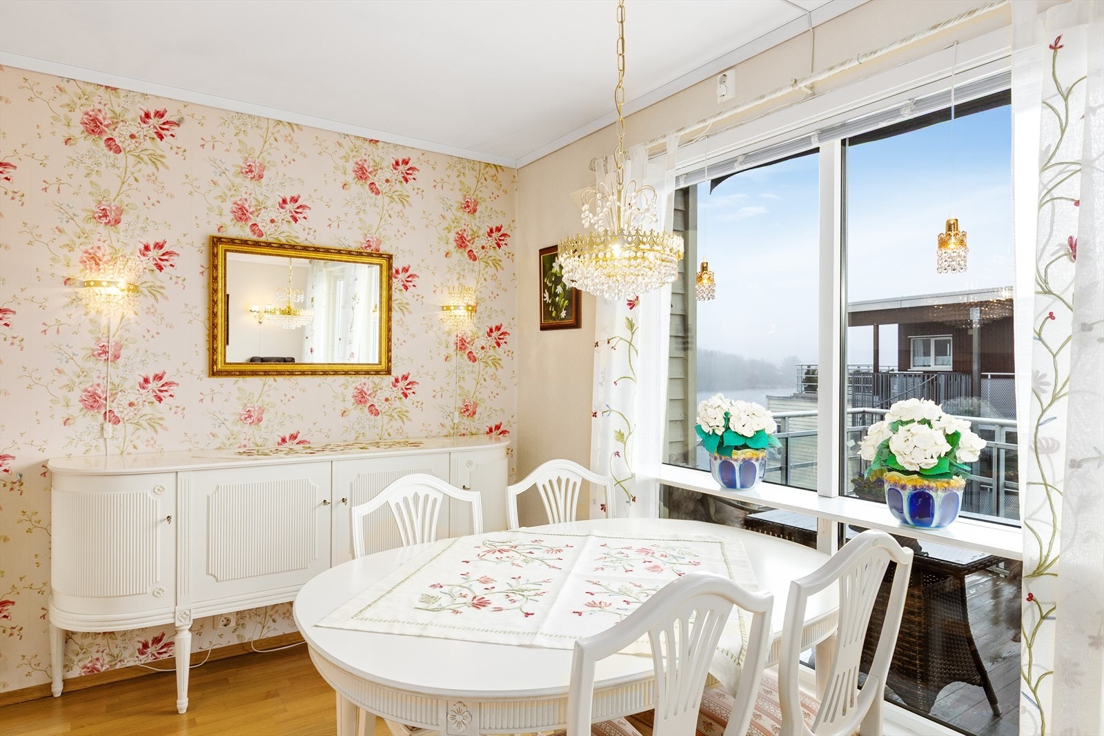 Koselig spiseplass med utsikt ned mot vannspeilet! Galleribilde