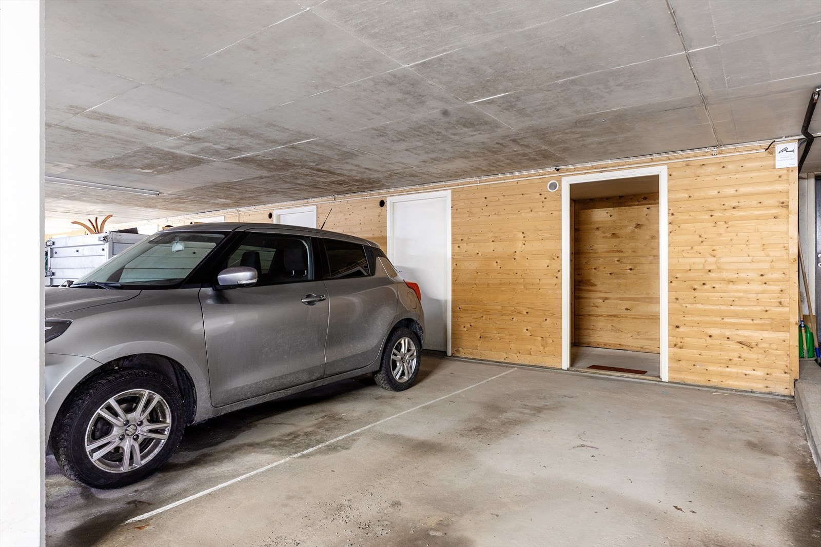 Leiligheten har garasjeplass og bod merket 303 i felles garasjekjeller, med enkel adkomst via heis. Garasjeplassen er på ca. 13 m2. Galleribilde