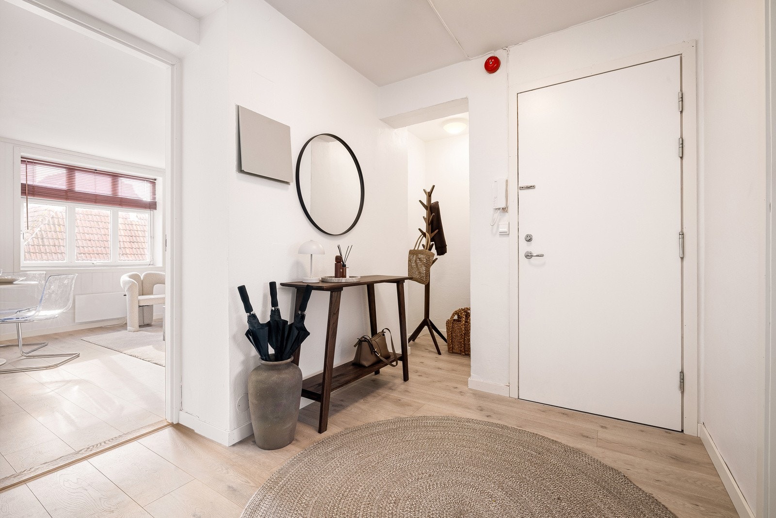 Romslig entré med god plass til oppbevaring av yttertøy etc. Galleribilde