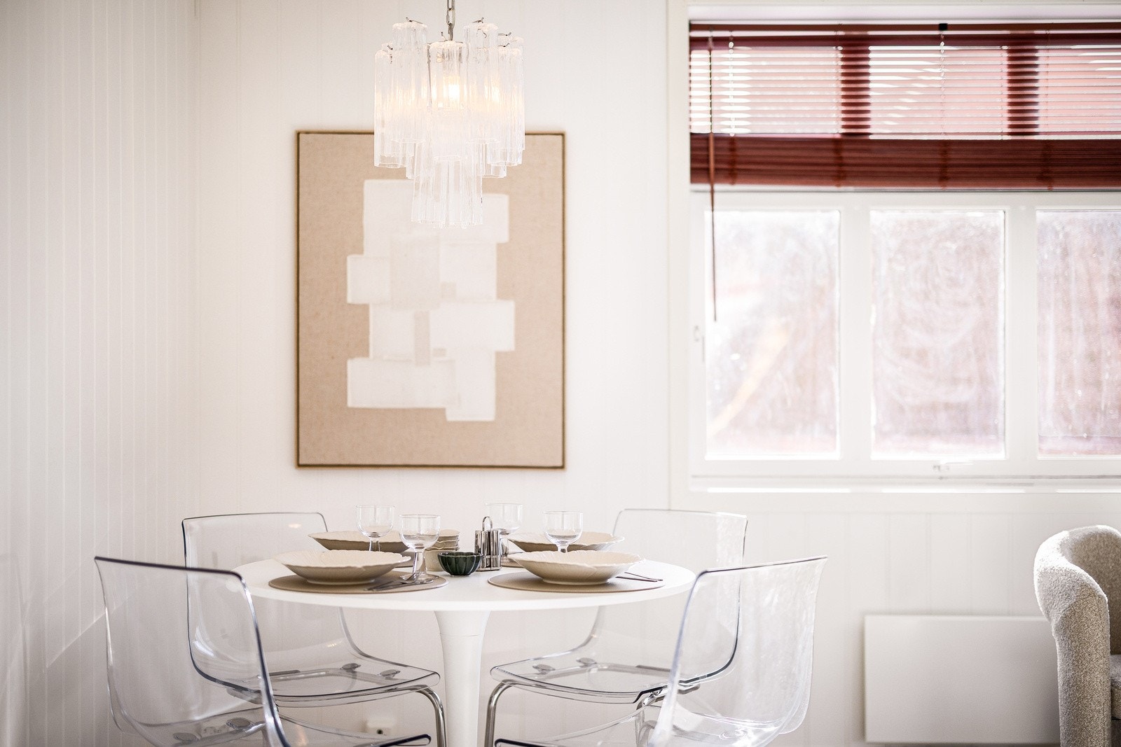 Plass til både sofa og spisebord Galleribilde