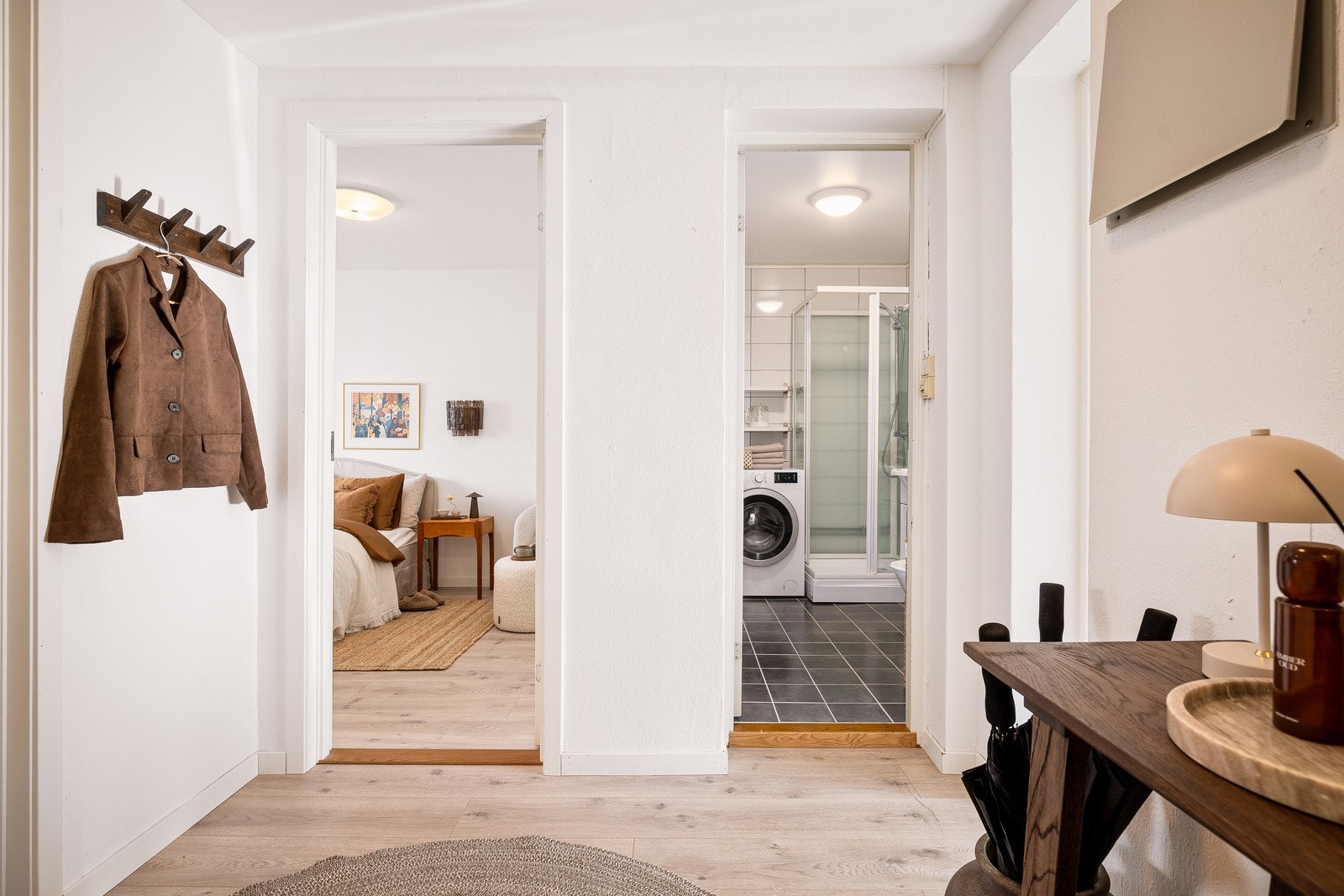 To soverom i leiligheten, adskilt med bad i mellom Galleribilde