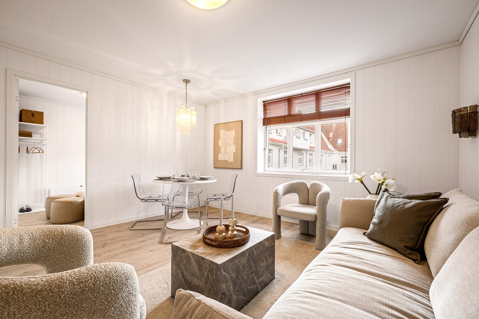 Lys og romslig stue Galleribilde