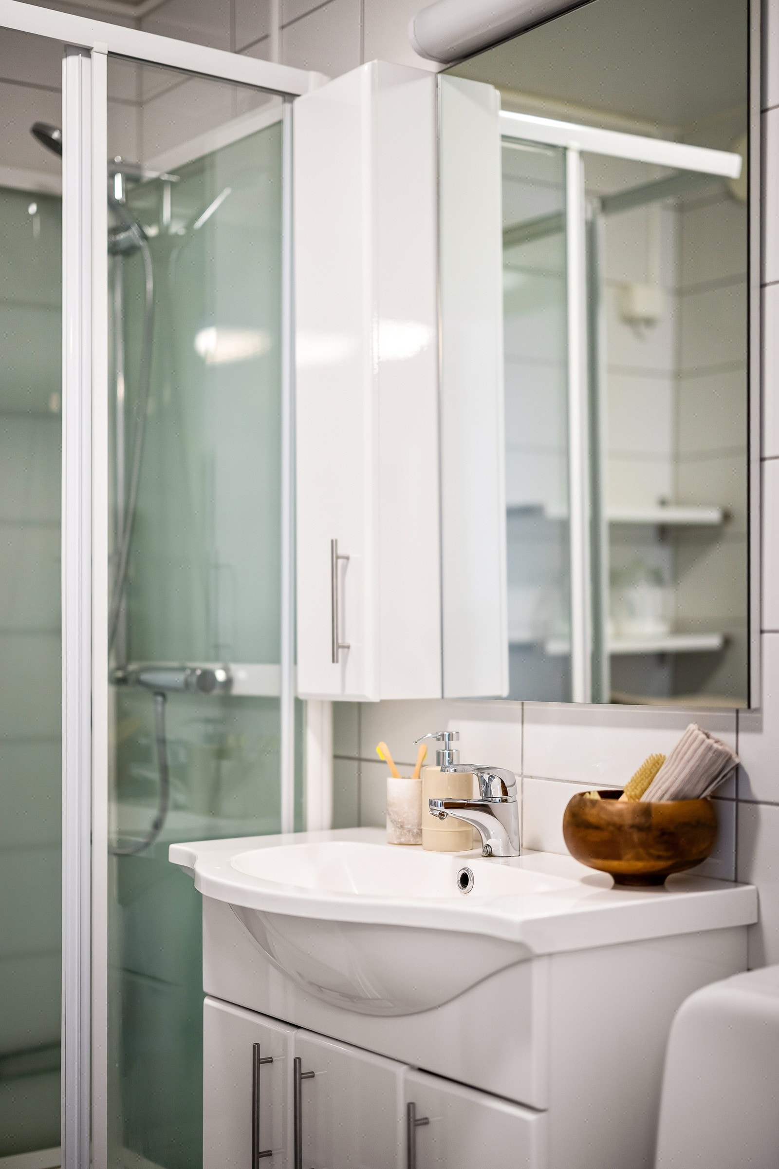 Servant med speil og belysning, samt dusjkabinett Galleribilde