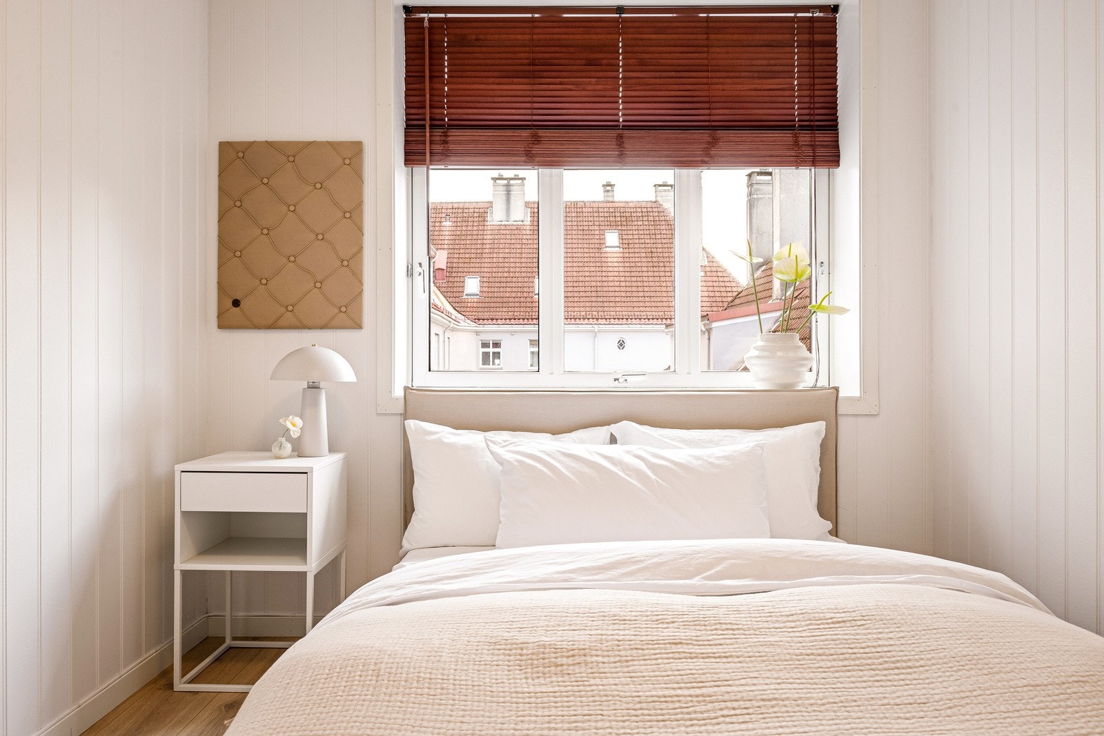 Plass til seng og graderobeskap Galleribilde