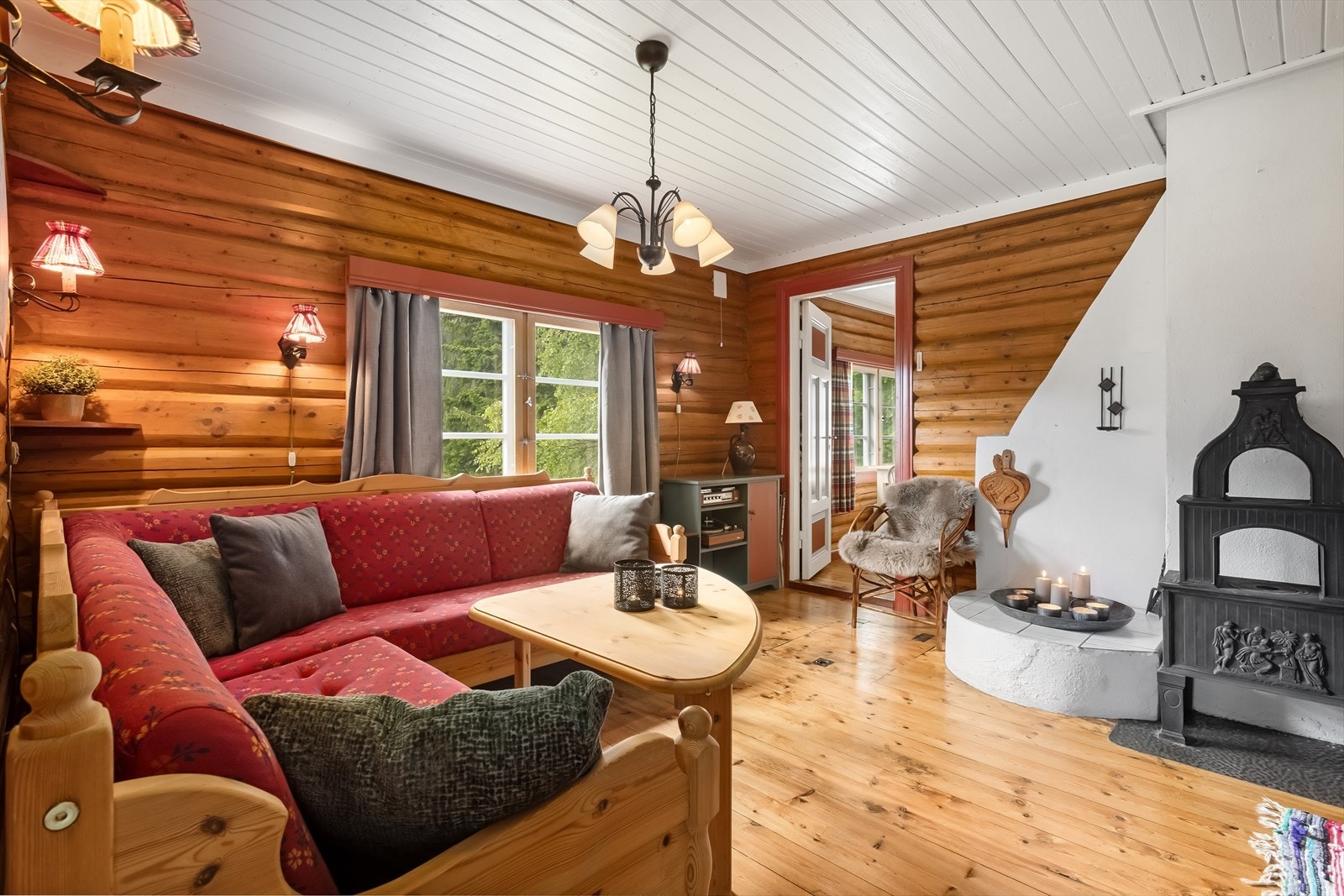 Hytta har alt på et plan og inneholder entré, stue, kjøkken, soverom, innredet rom og hygienerom. Galleribilde