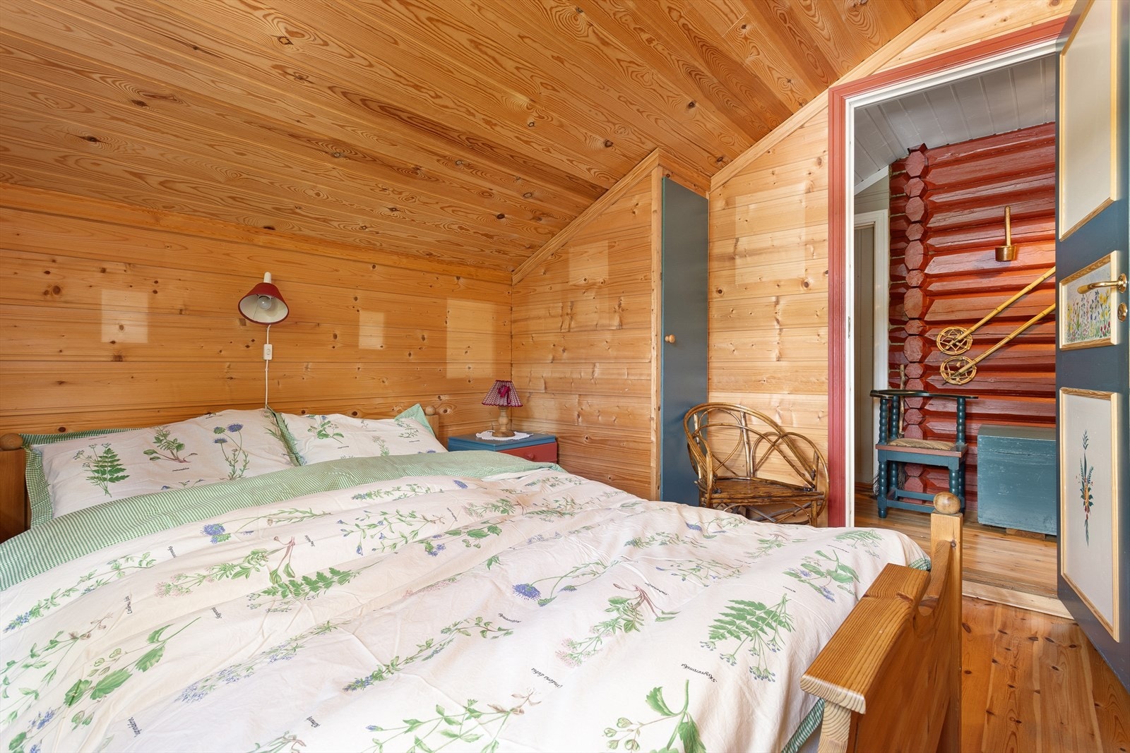 Innredet rom med oppbevaring i plassbygd skap. Galleribilde