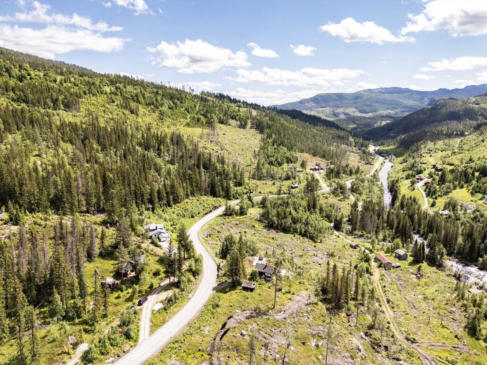 Fra hytta er det også kort vei til butikk i Eggedal sentrum. Galleribilde