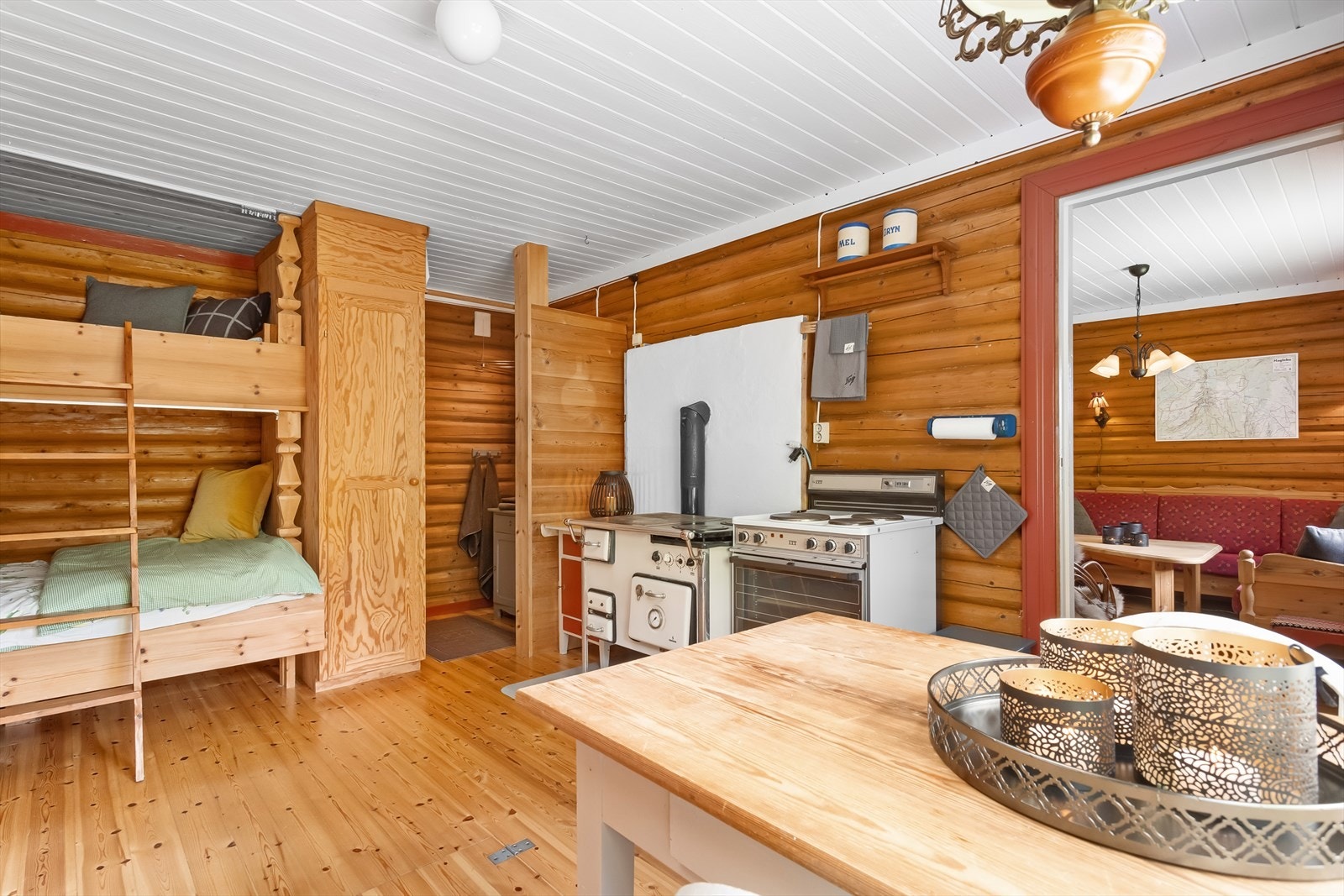 Det er også bygget en køyeseng for ekstra sengeplasser, samt et hygienerom i tilknytning til kjøkken. Galleribilde