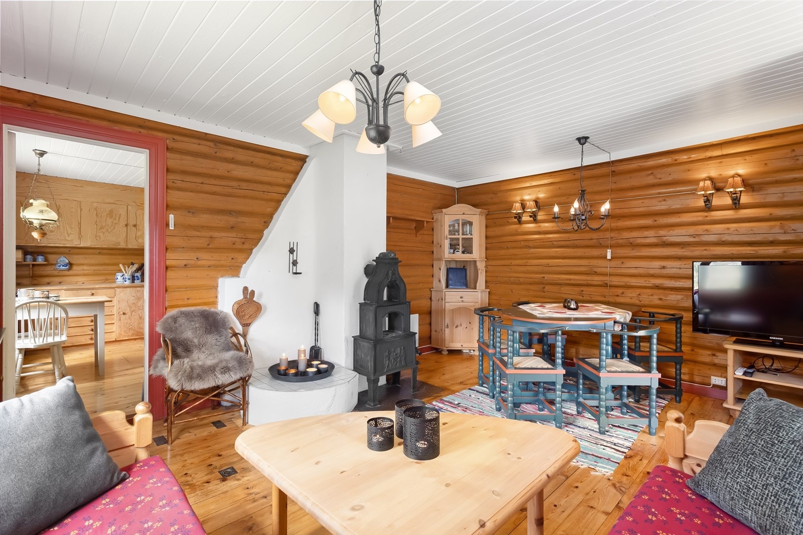 Koselig stue med laftede vegger og tregulv. Galleribilde