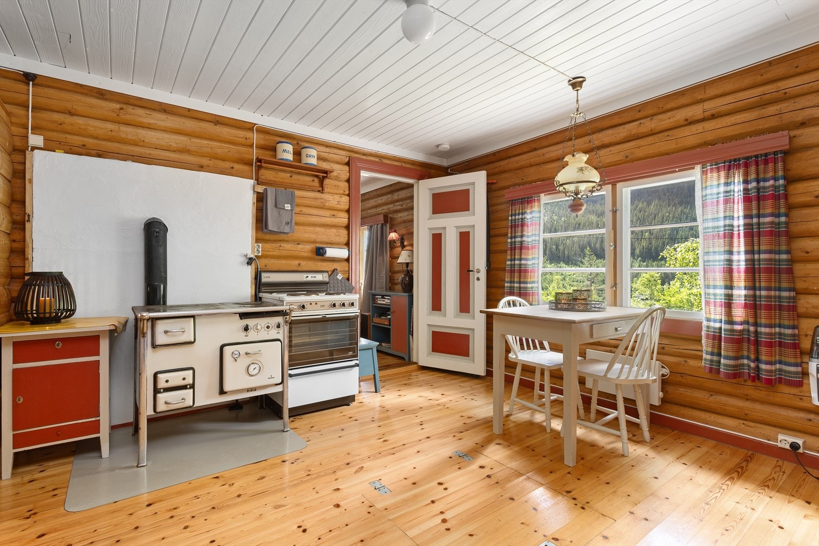 Rommet er av god størrelse og har plass til en koselig spisegruppe også her. Galleribilde