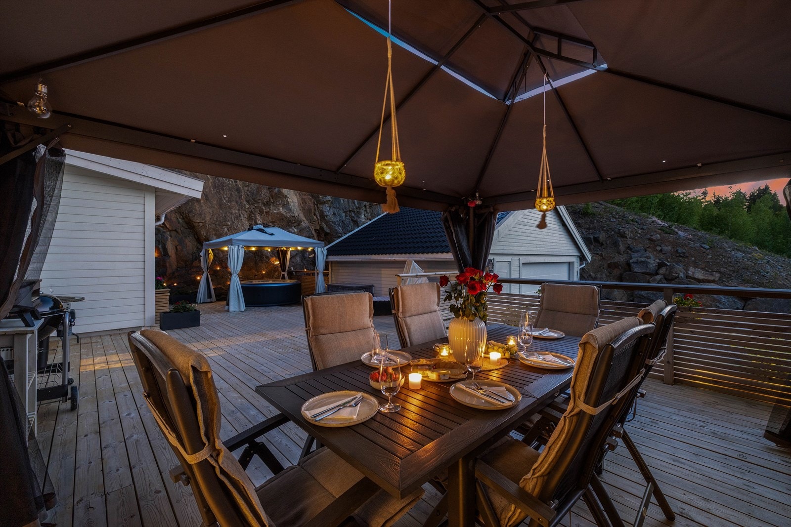 Usjenert uteplass på baksiden av huset med god plass til å invitere inn til større lag. Galleribilde