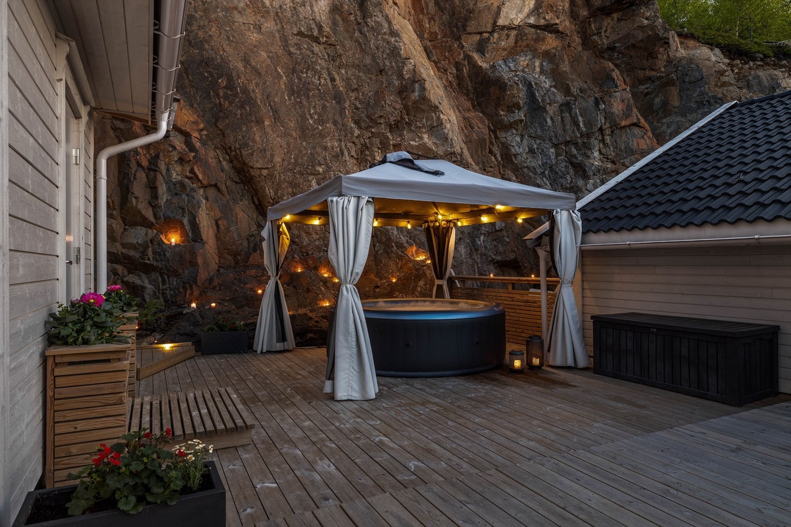 Lun og skjermet uteplass med spektakulær fjellvegg som bakteppe. Her har man virkelig naturen tett på. Galleribilde