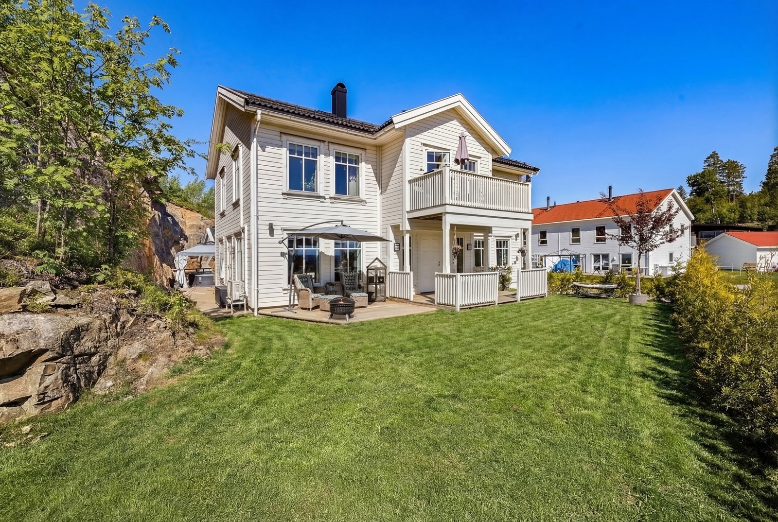 Særdeles gjennomført og godt utnyttet tomt med fine uteplasser rundt hele huset. Galleribilde