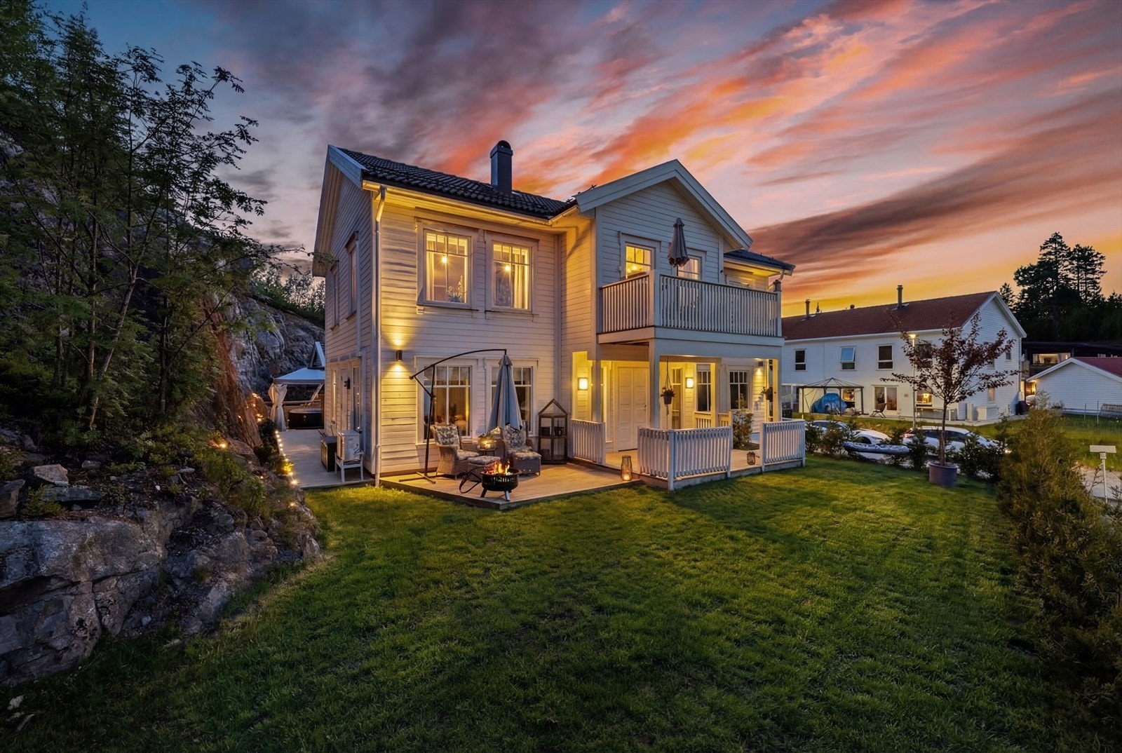 Fantastiske uteplasser rundt hele huset med flere soner hvor man kan følge solgangen. Galleribilde