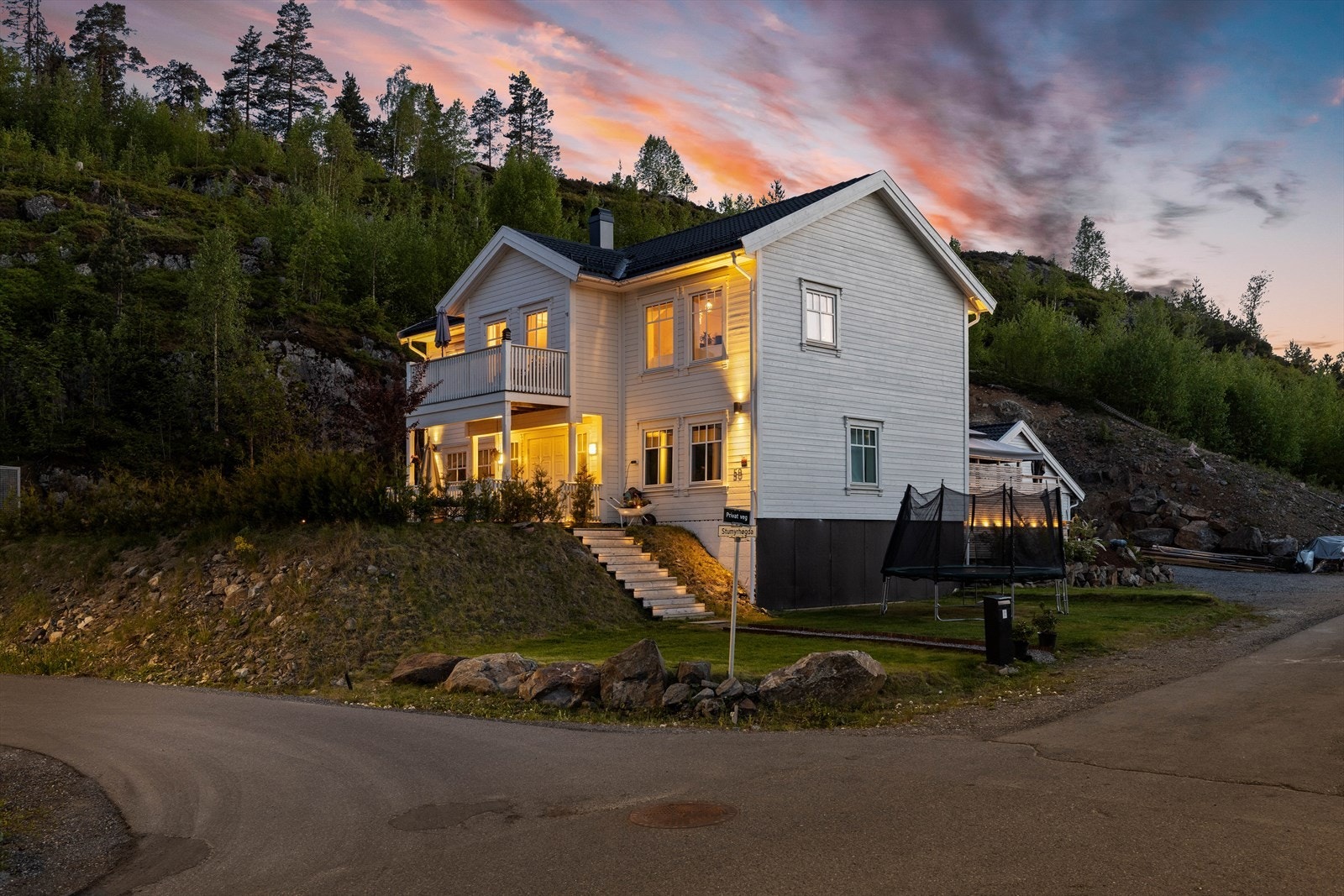Huset er oppført så sent som i 2020, med gode kvaliteter for en familie, inkludert hybeldel i 1. etasje. Galleribilde