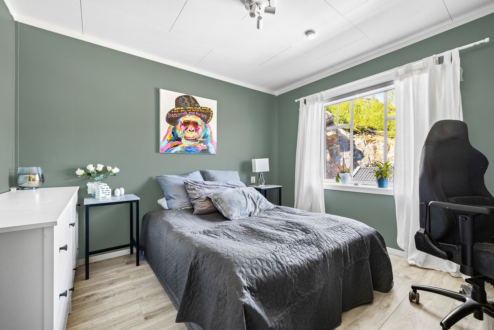I denne etasjen ligger også ett av husets soverom i en egen avdeling ved badet og boden. Galleribilde