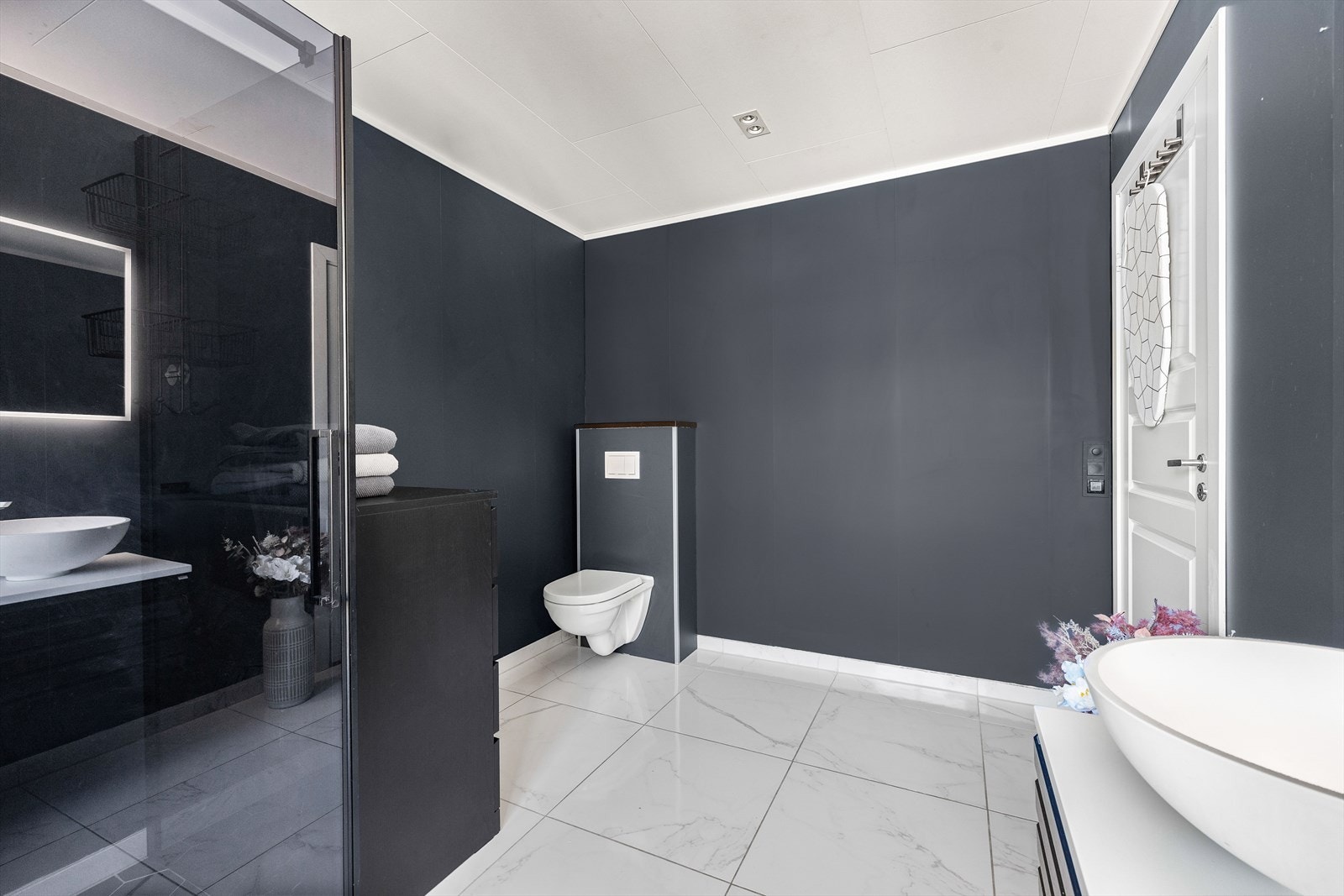 Gulvet er dekket av 60x60 flis i marmorert uttrykk med behagelig varme under. Galleribilde