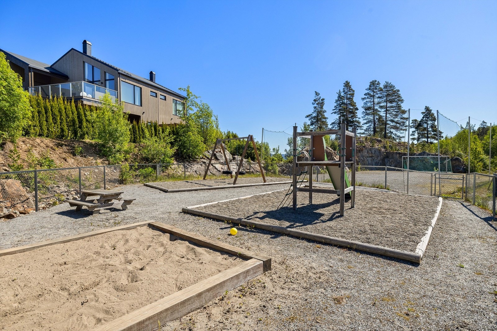 Rett nedenfor huset er det etablert lekeplass og fotballbane for de yngste. Galleribilde