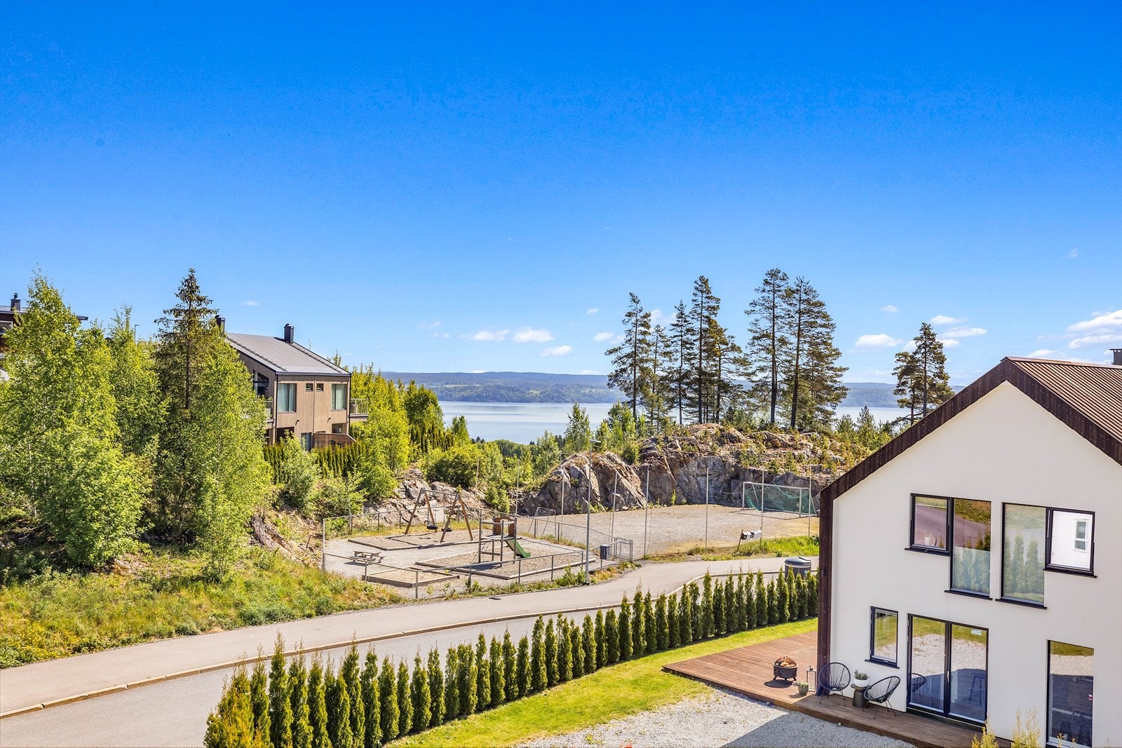 Her kan mamma og pappa følge med fra terrassen, mens barna leker rett nedenfor. Galleribilde