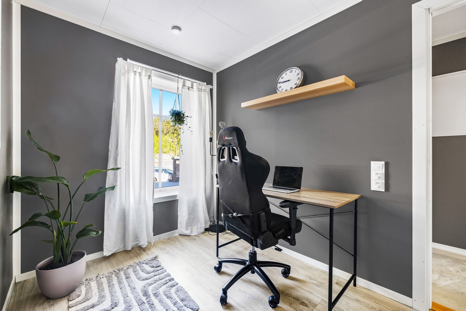 Bak trappen er det etablert et fint kontor, noe som gir gode rammer for hjemmearbeid. Galleribilde