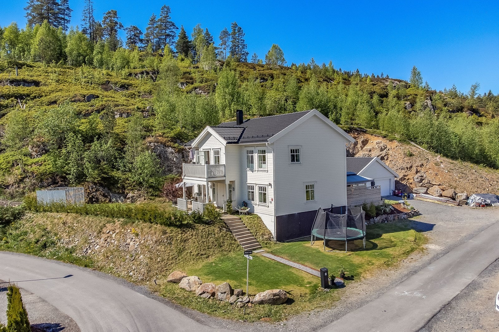 Dette er en flott eiendom med meget rolig beliggenhet i et trygt og fint område på Nordby. Bør sees! Galleribilde