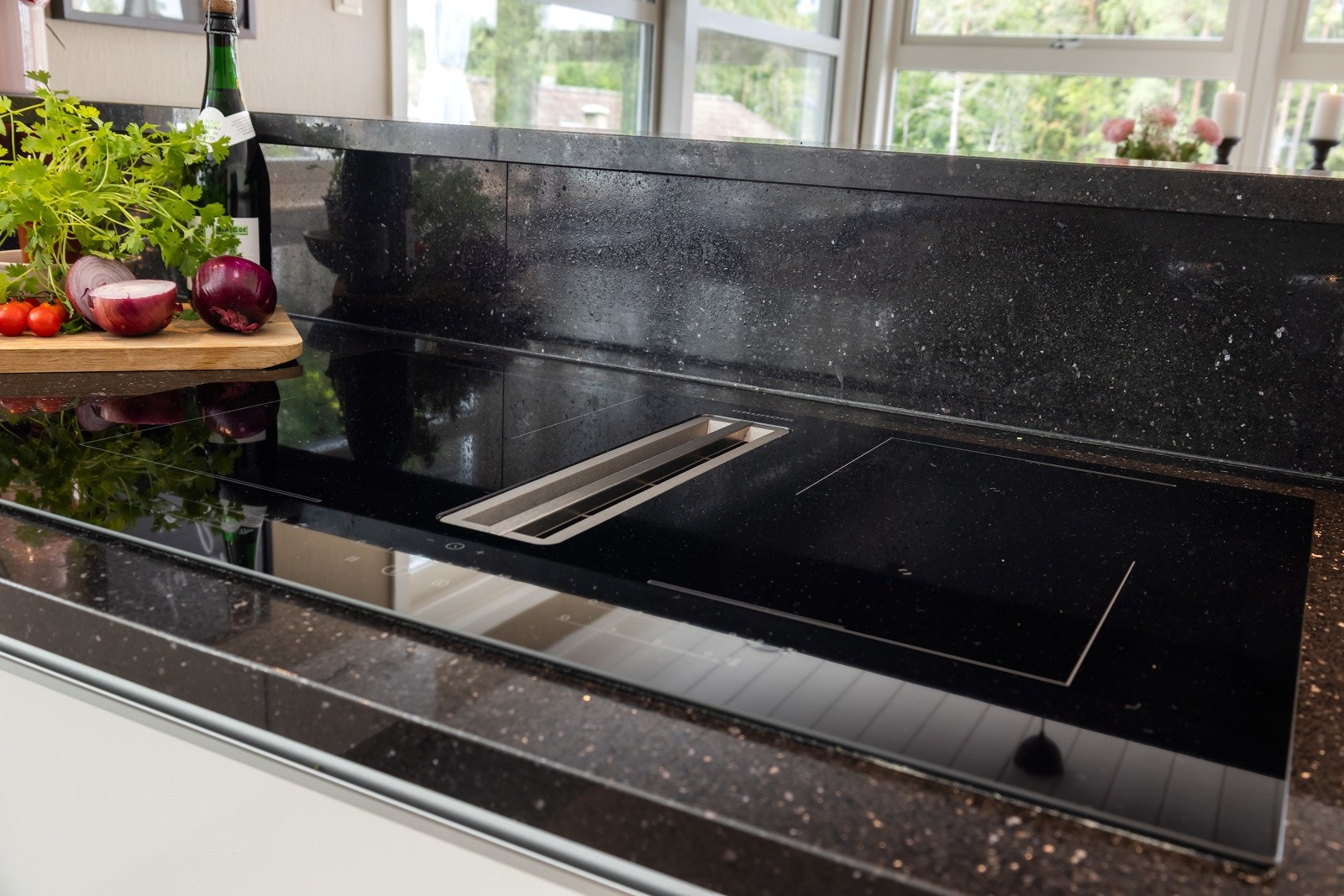 Nedfelt platetopp med integrert ventilator Galleribilde