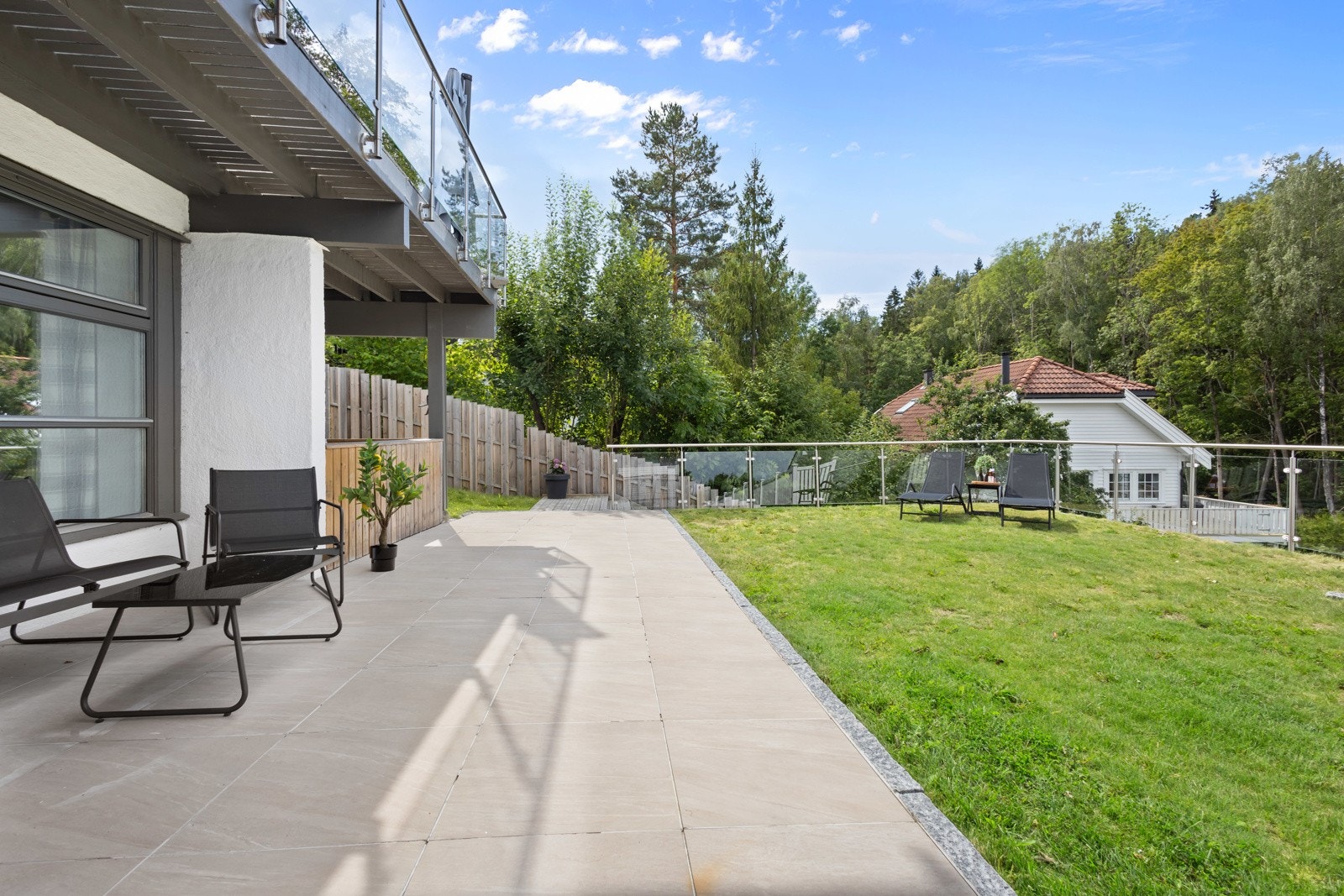 Det er lagt nye, lekre 60/60 fliser på terreng ved inngangsparti Galleribilde