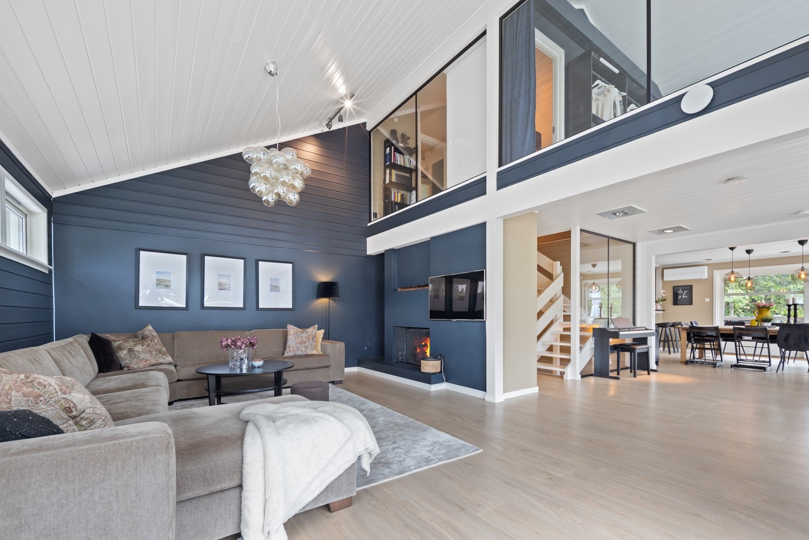 I del av stuen er det åpen himling som gir meget god takhøyde. Det er nylig montert glassvegg mot loftsetasjen. Galleribilde