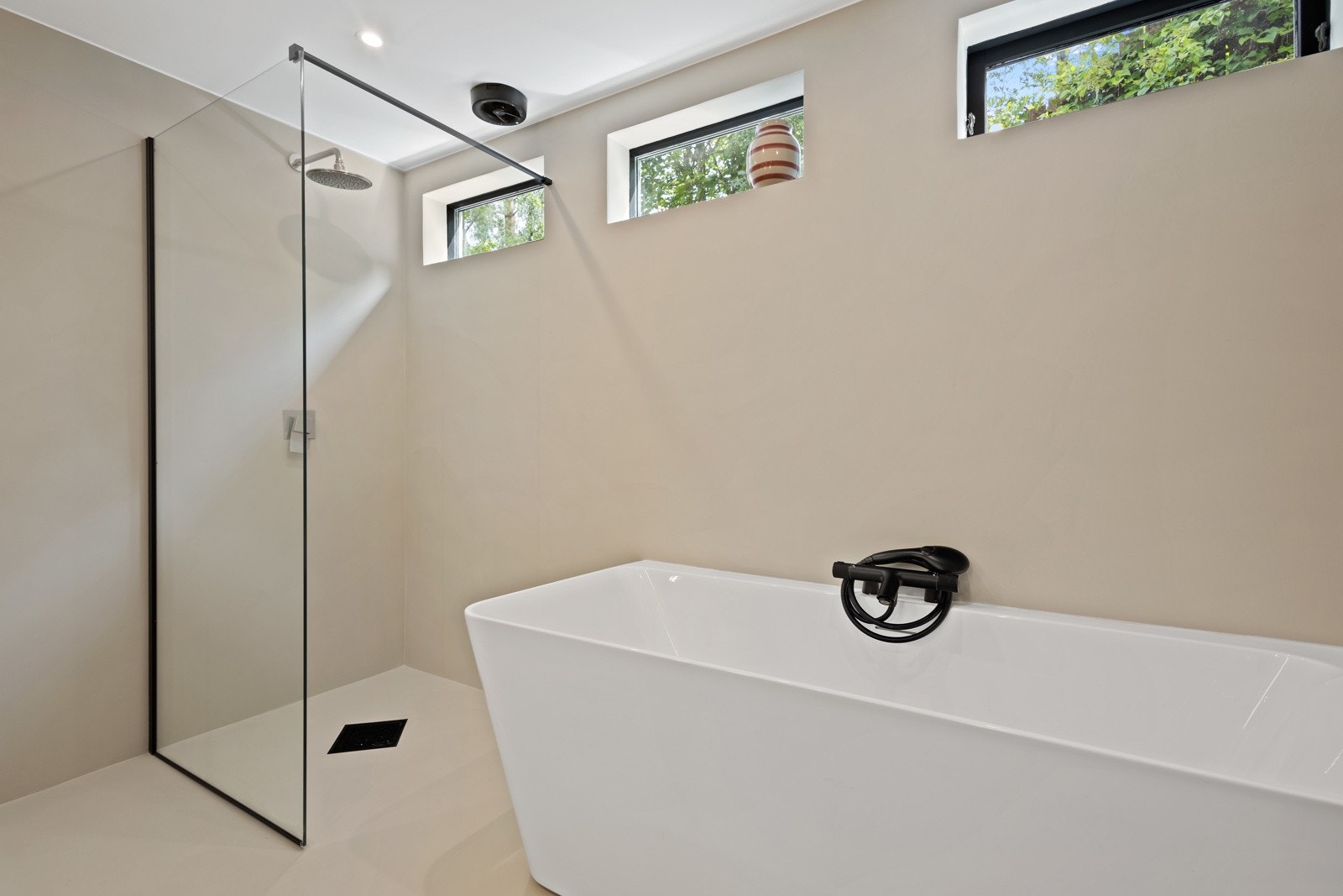 Baderom i 1. etasje, pusset opp i 2025 med ny microsement Galleribilde