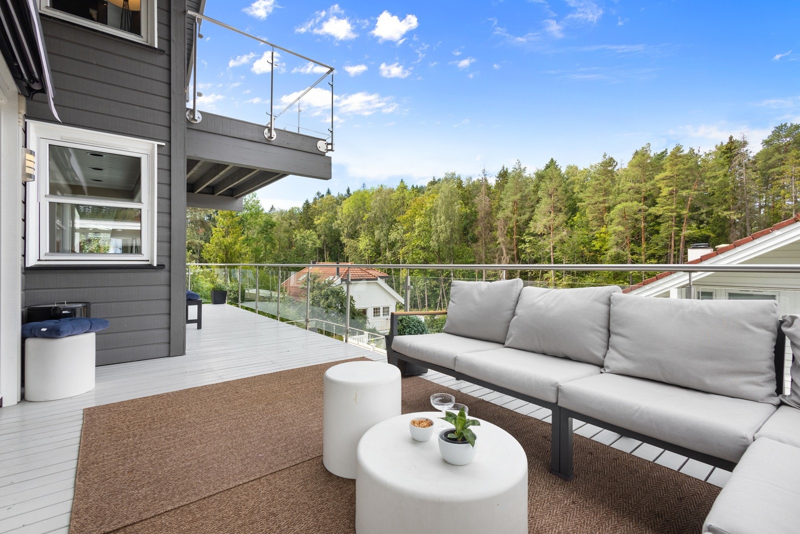 Store terrasser rundt hele huset hvor solen kan nytes gjennom hele dagen og kvelden Galleribilde