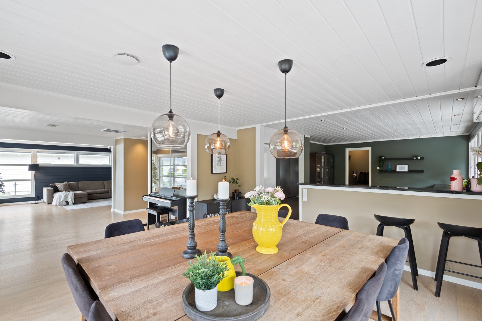 Stue og kjøkken i 1. etasje med god plass til stort spisebord i tilknytning til kjøkkenet Galleribilde