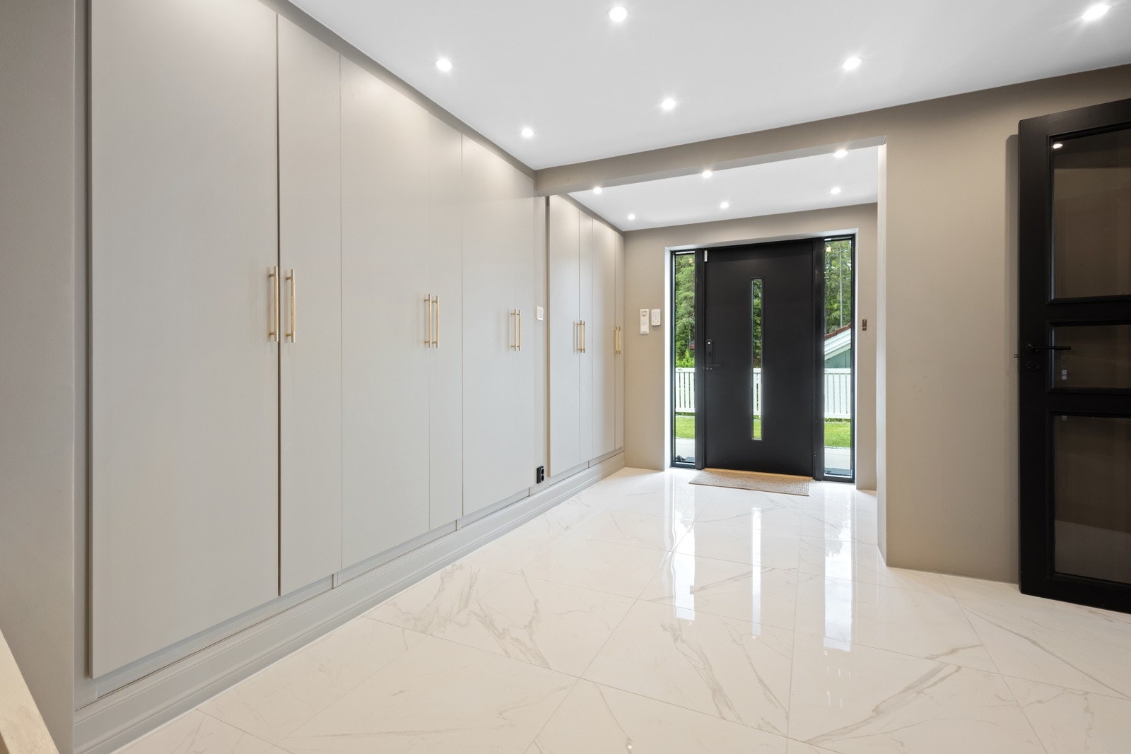 Nyoppusset entré / hall i u. etasje med god garderobeplass Galleribilde