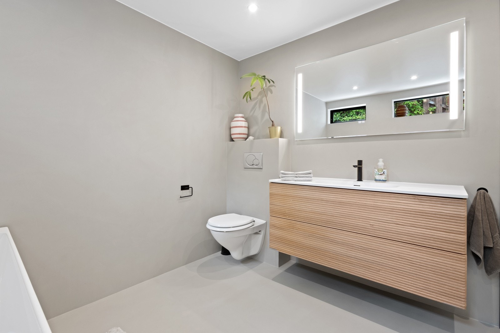 Baderom i 1. etasje, pusset opp i 2025 med ny microsement Galleribilde