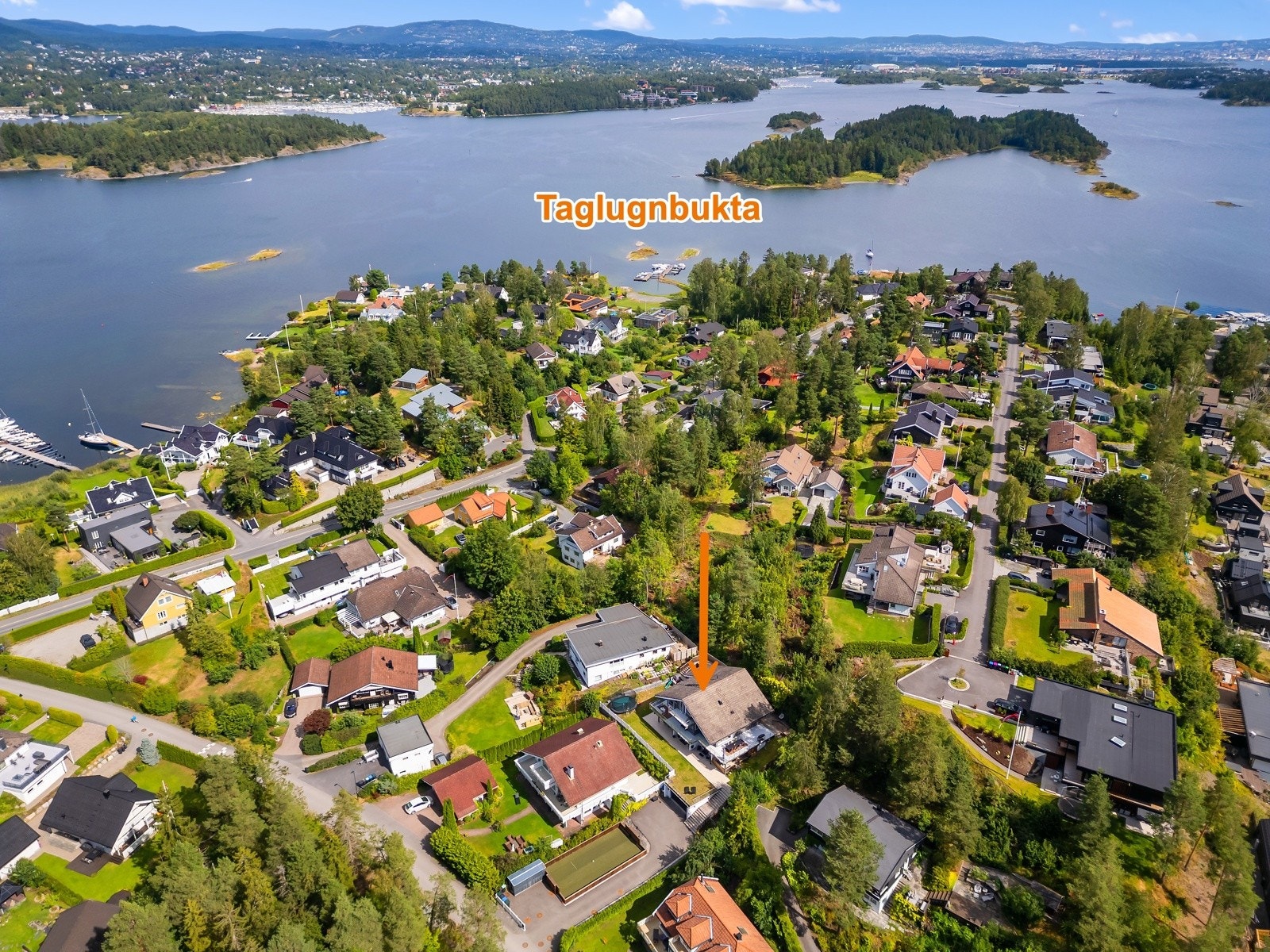 Fra eiendommen er det kun noen få minutters gange ned til sjøen og Taglugnbukta hvor det medfølger eierandel i strandparsell med bryggeanlegg og rett til båtplass. Galleribilde