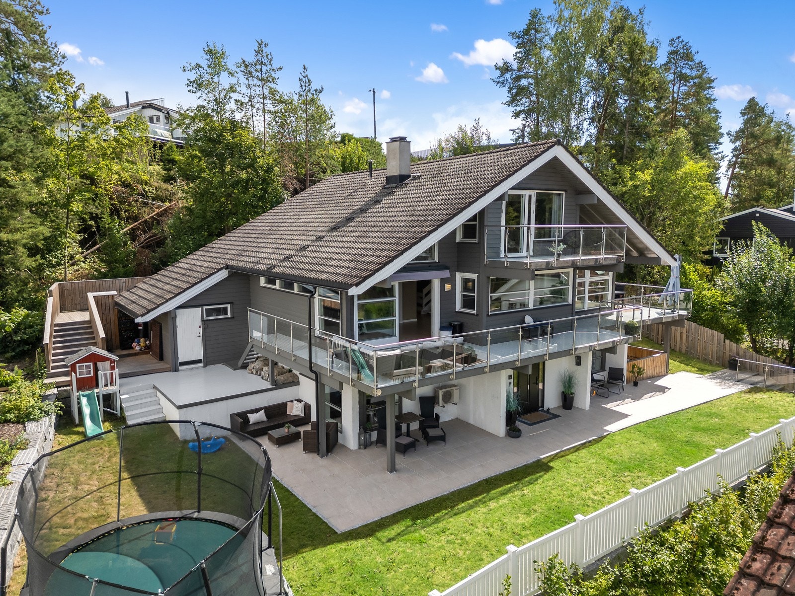 Huset er over tre plan og det er store terrasser på alle sider av huset hvor solen kan nytes gjennom hele dagen og kvelden Galleribilde