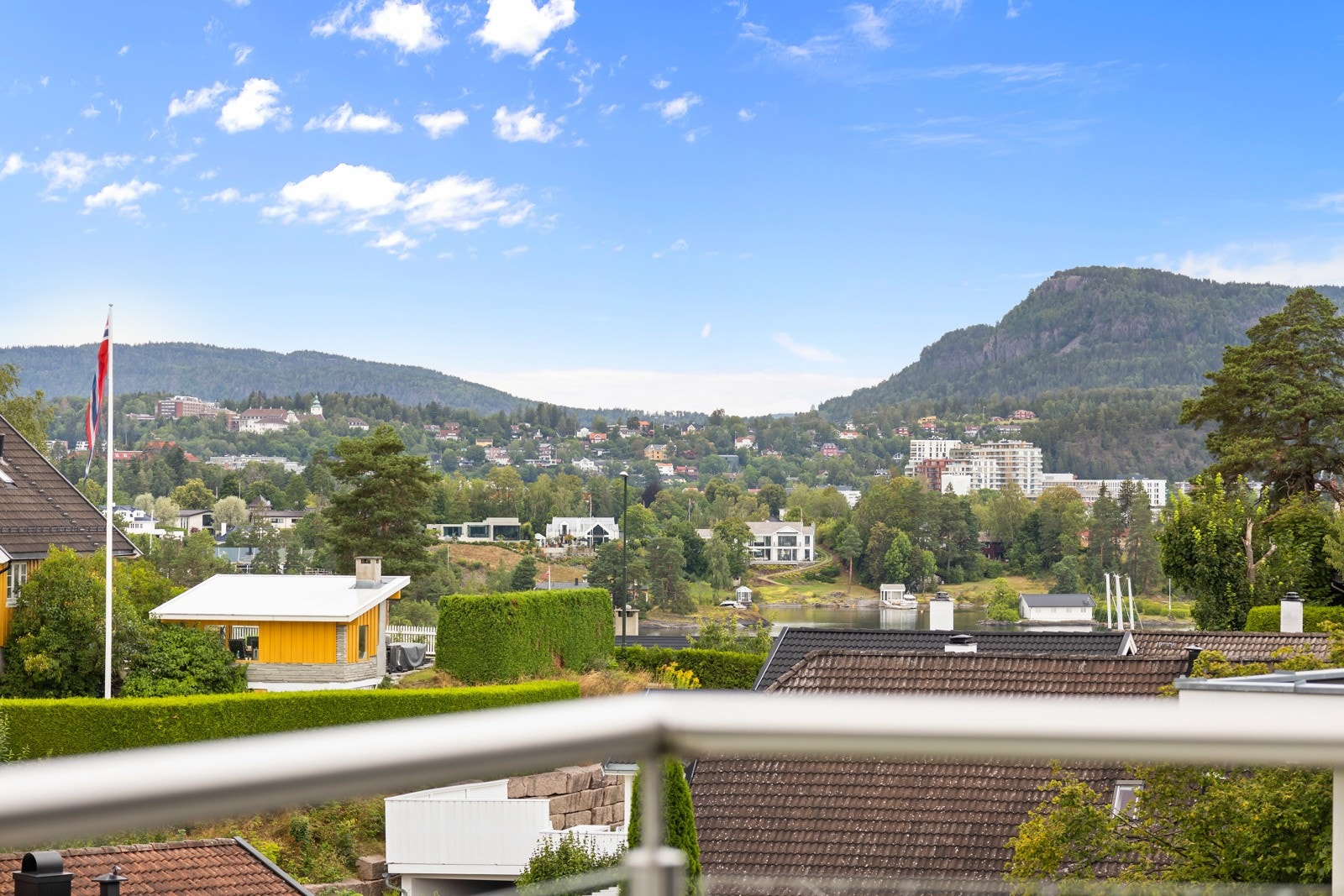 Utsikt både til sjøen og til Kolsåstoppen fra verandaen i loftsetasjen Galleribilde