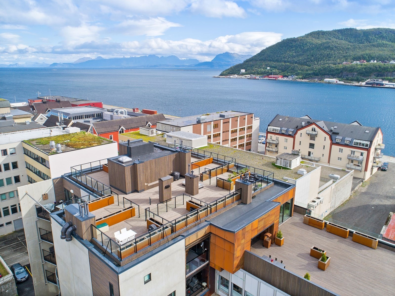 Leiligheten ligger i 6. etasje med takterrasse som gir gode solforhold og utsikt over Harstad by. Det medfølger et privat område på takterrassen, beskrives som "PRIVAT HAGE 5" på planskisse. Galleribilde
