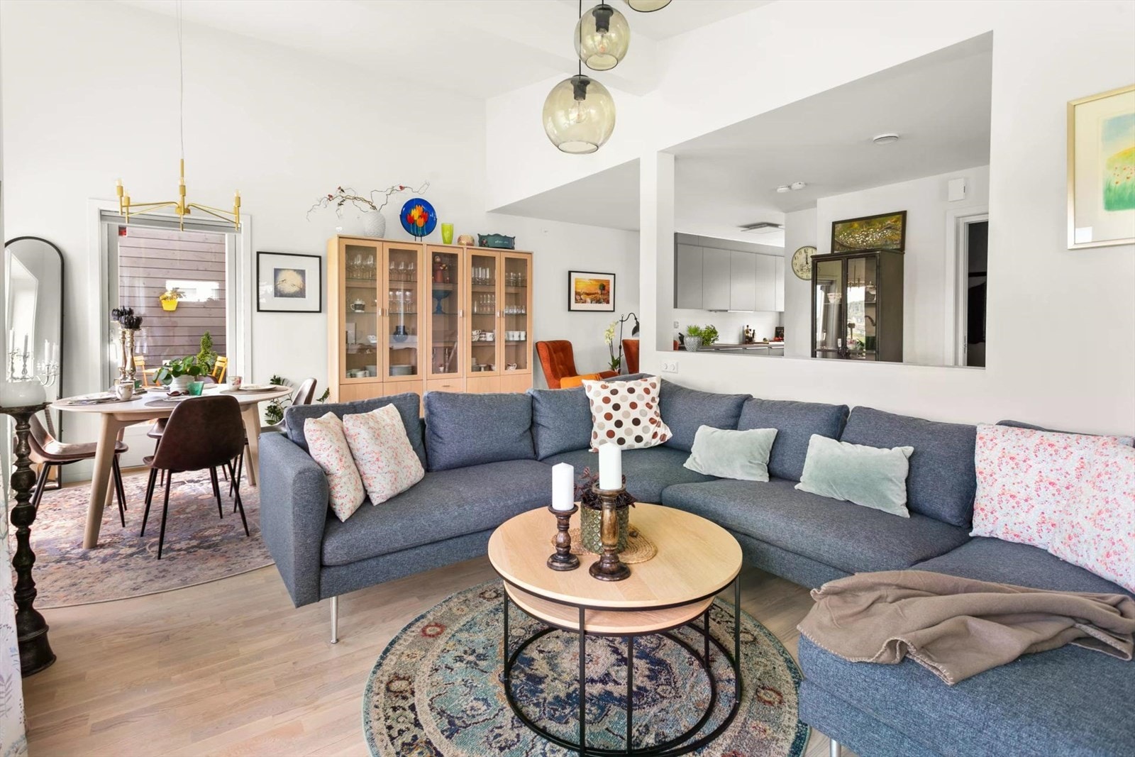 Åpen løsning - god takhøyde - gjennomført og hyggelig med høy trivselsfaktor ! Lekre taklamper medfølger ! Galleribilde