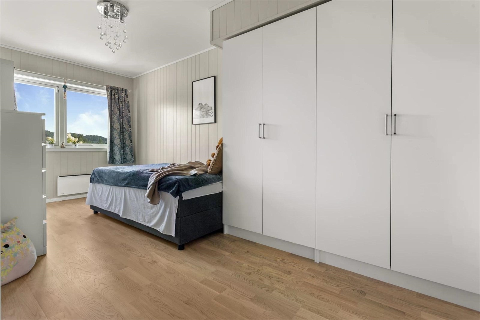 Soverom 2 er romslig og har godt med skapplass og mer enn nok plass til seng, skrivepult, kommoder eller hva man måtte ønske seg! Galleribilde