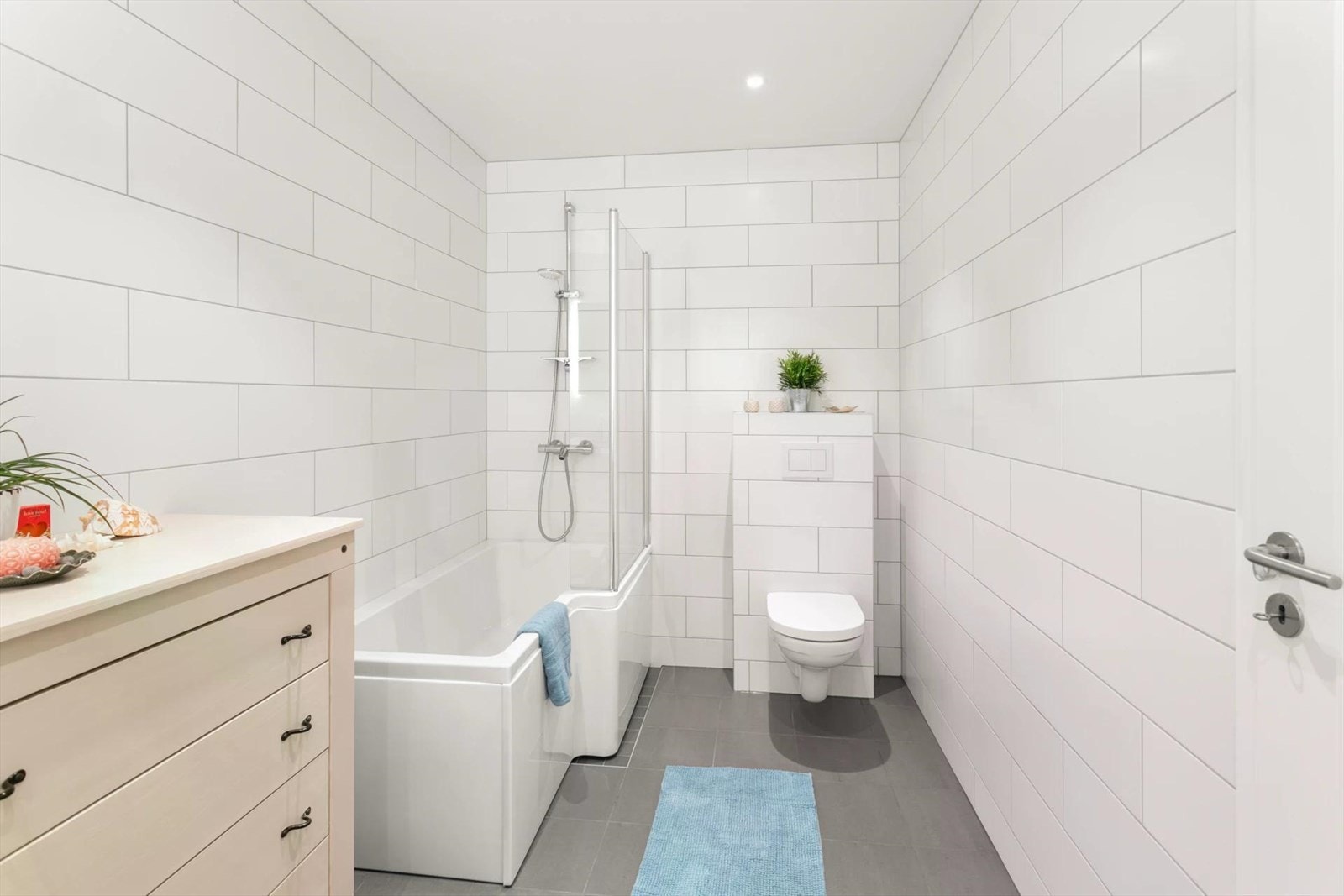 Smart løsning med kombi dusj/badekar - godt på kalde vinterkvelder å ha sitt eget lille hjemme-spa! Galleribilde