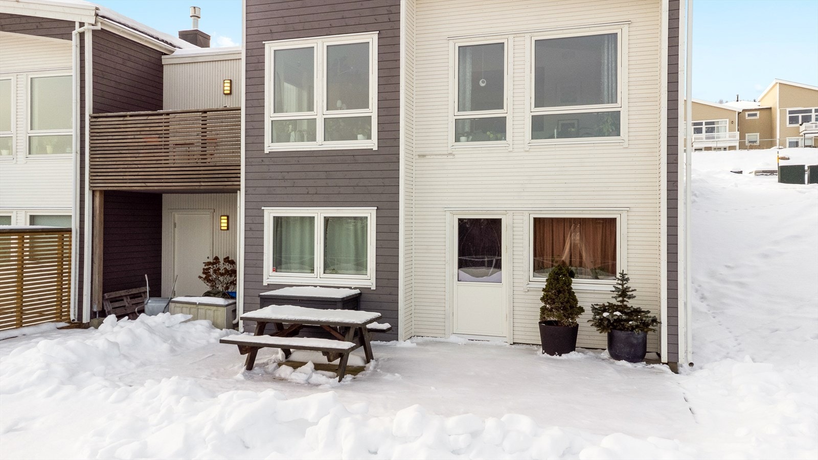 Nede er det også en praktisk utvendig bod under balkongen Galleribilde