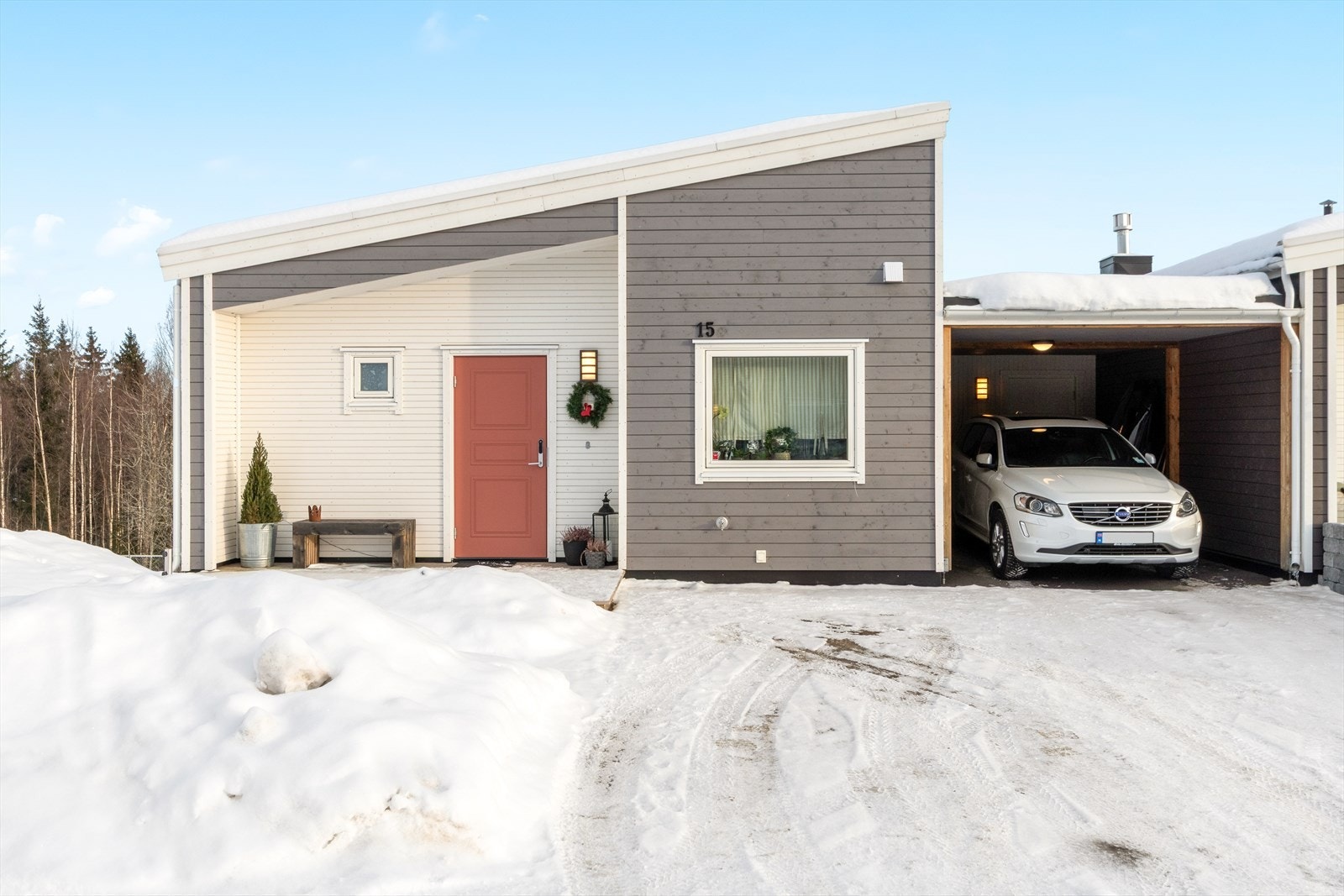 Praktisk med carport rett utenfor døra ! Bod i bakkant. Asfaltert og utvidet innkjørsel med 2 ekstra p-plasser ! Galleribilde