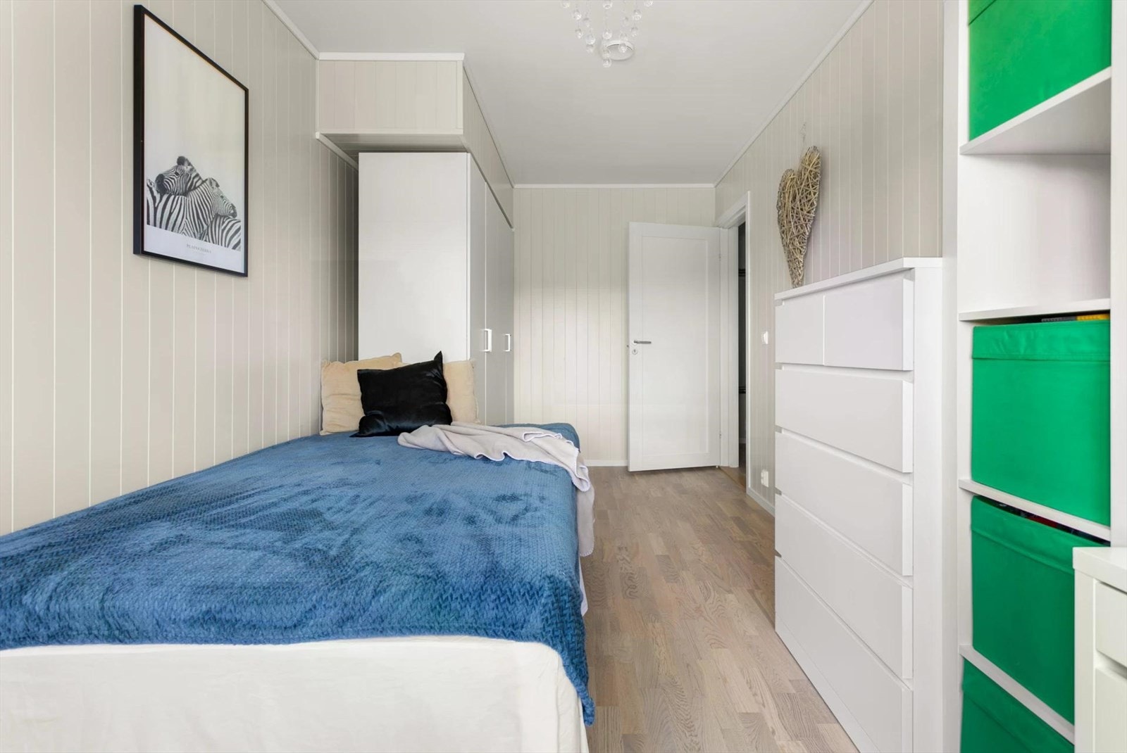 Dette soverommet har like materialvalg som det andre - Masse oppbevaring. Galleribilde